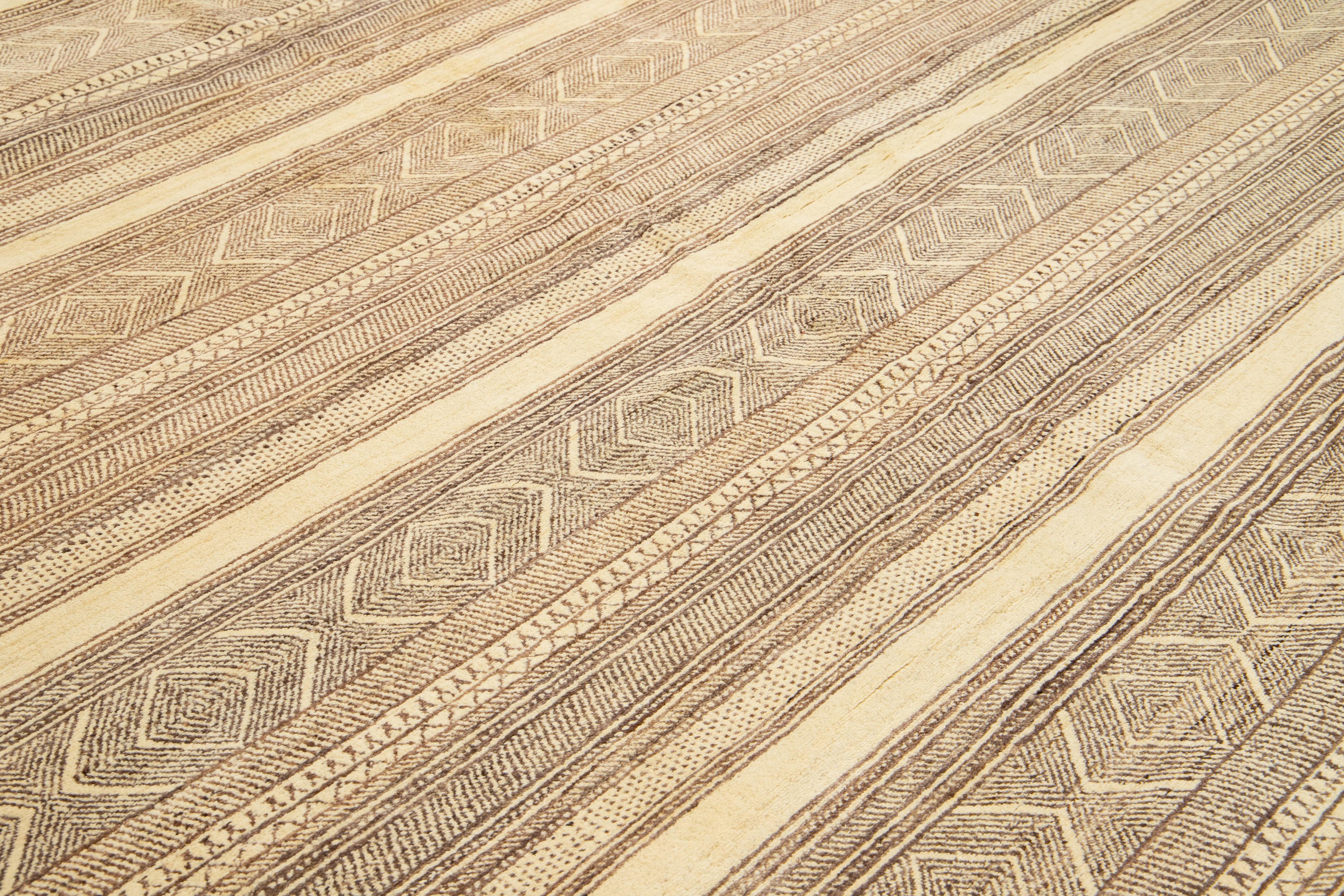 Tappeto moderno oversize Gabbeh in lana beige con motivo geometrico in vendita 2