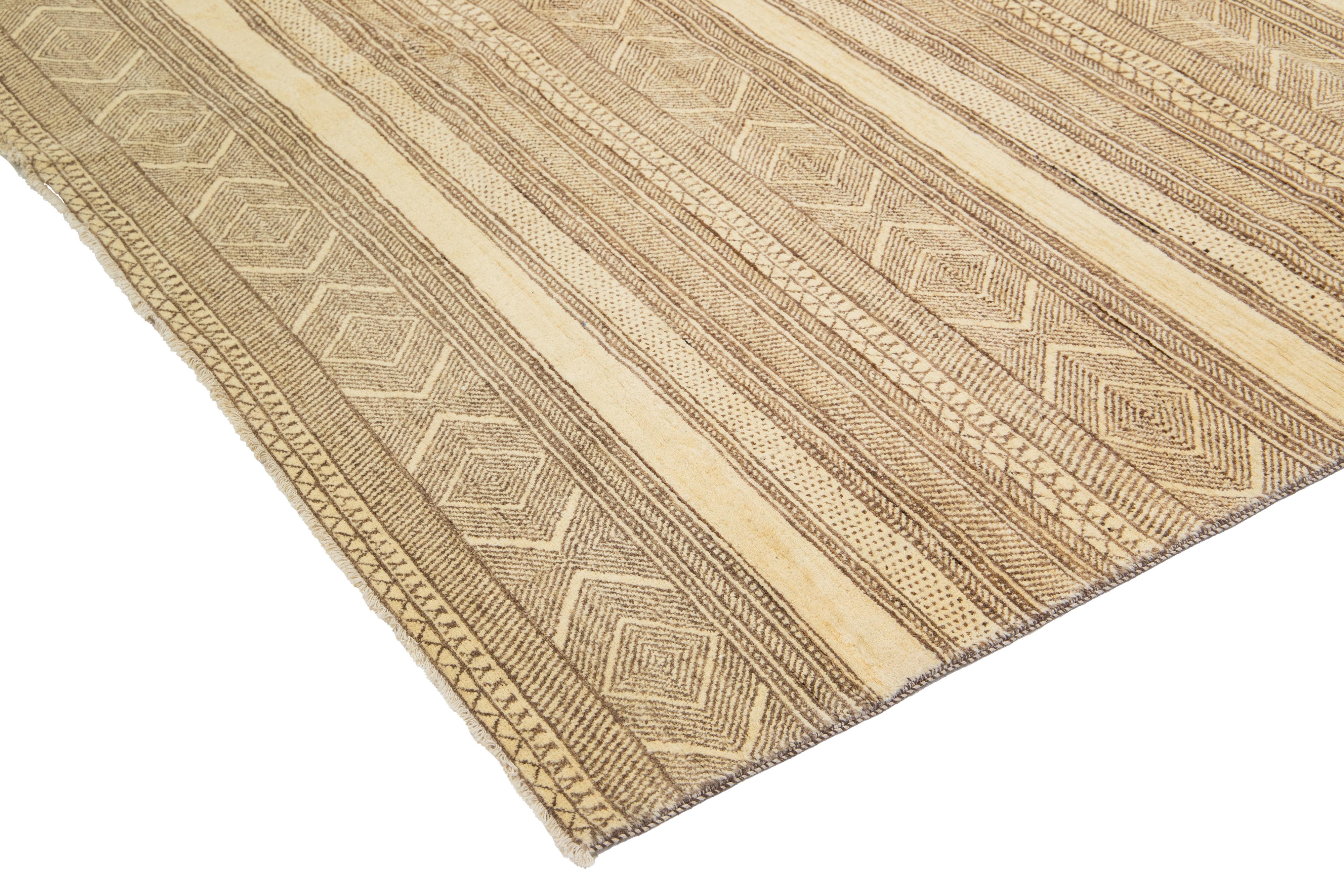 Tappeto moderno oversize Gabbeh in lana beige con motivo geometrico in vendita 4