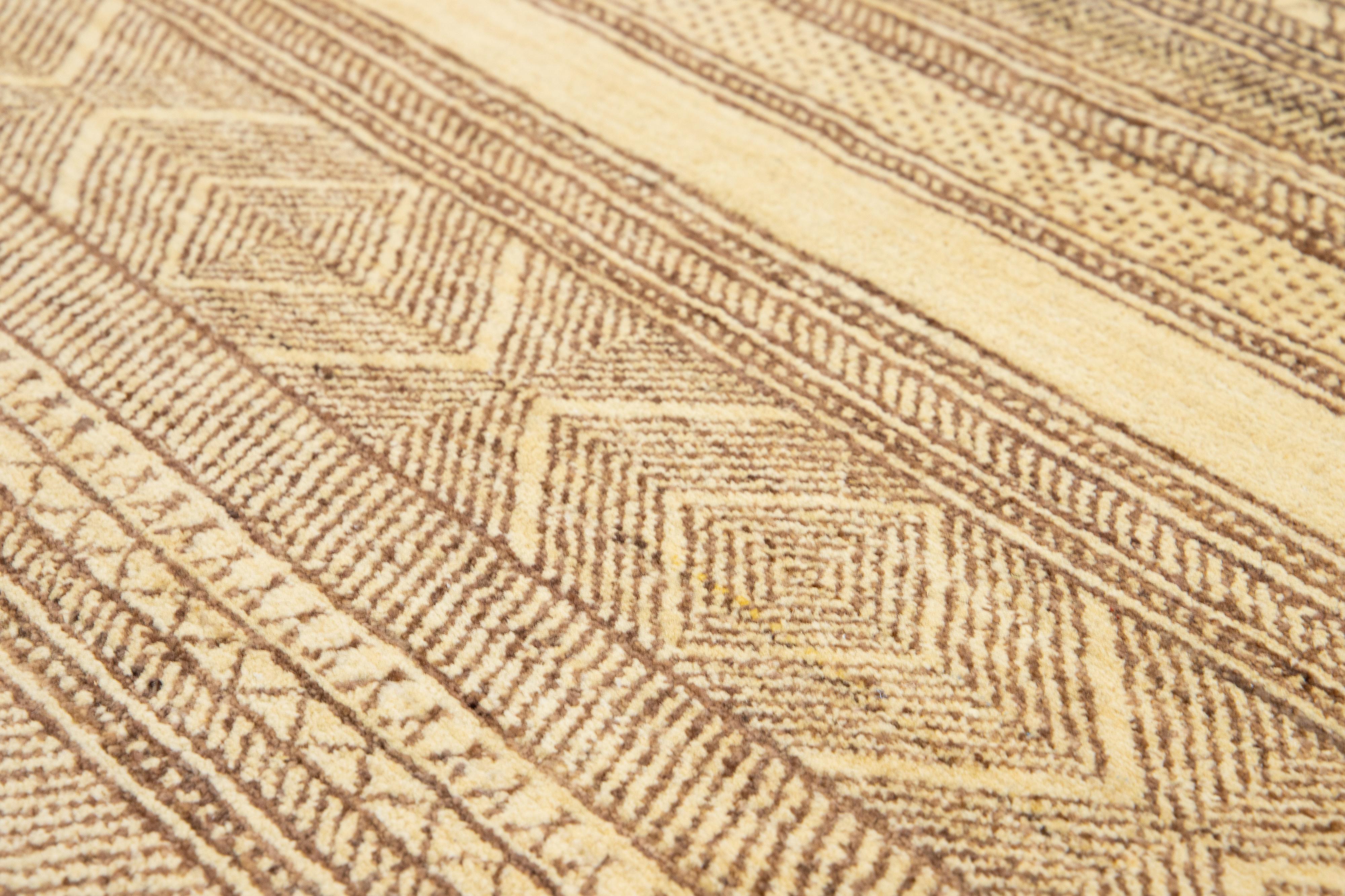 Moderno Tappeto moderno oversize Gabbeh in lana beige con motivo geometrico in vendita