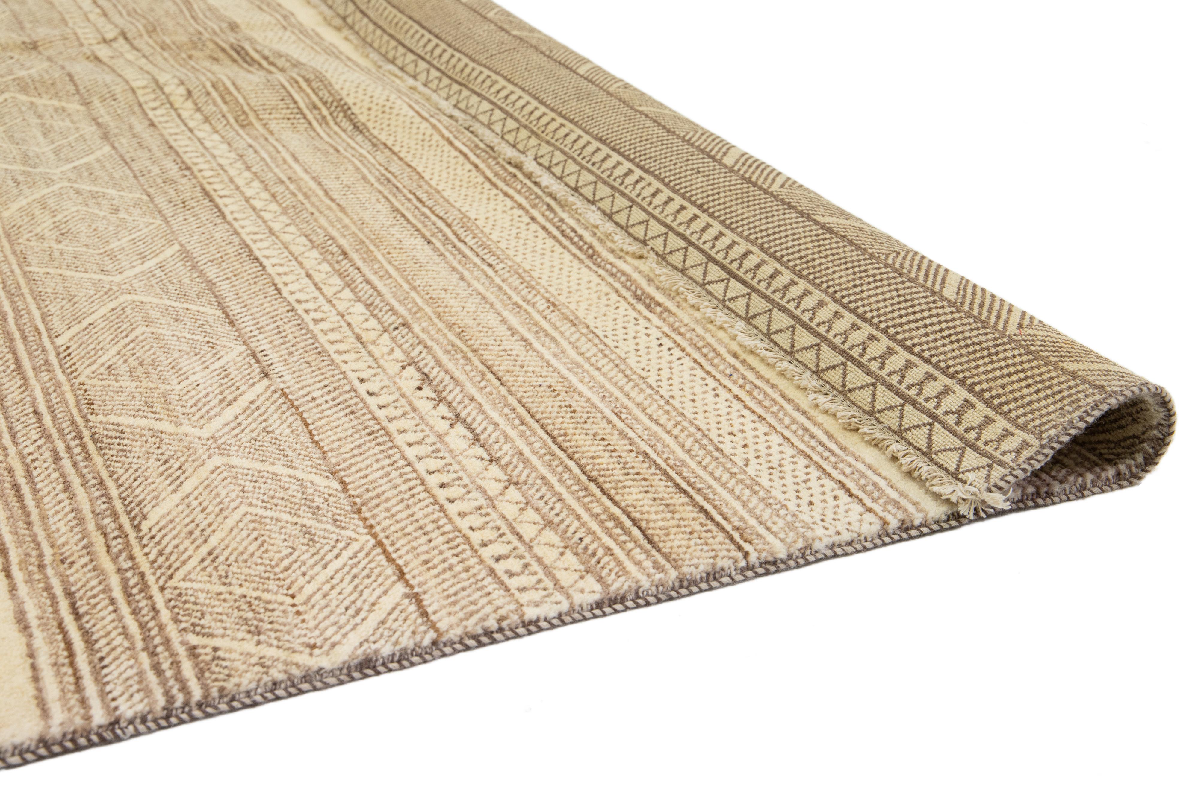 Tessuto a mano Tappeto moderno oversize Gabbeh in lana beige con motivo geometrico in vendita