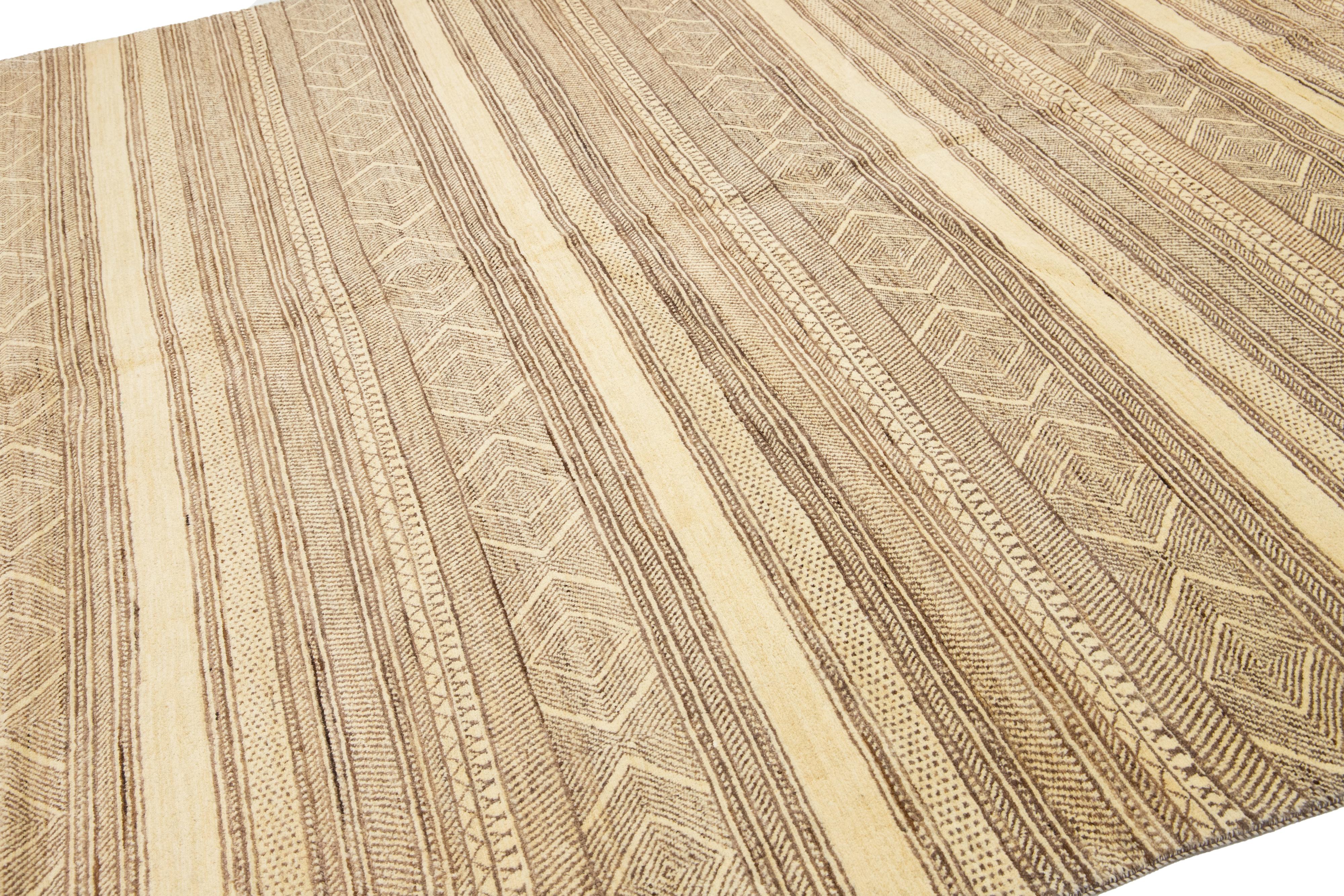 Tappeto moderno oversize Gabbeh in lana beige con motivo geometrico In condizioni Nuovo in vendita a Norwalk, CT