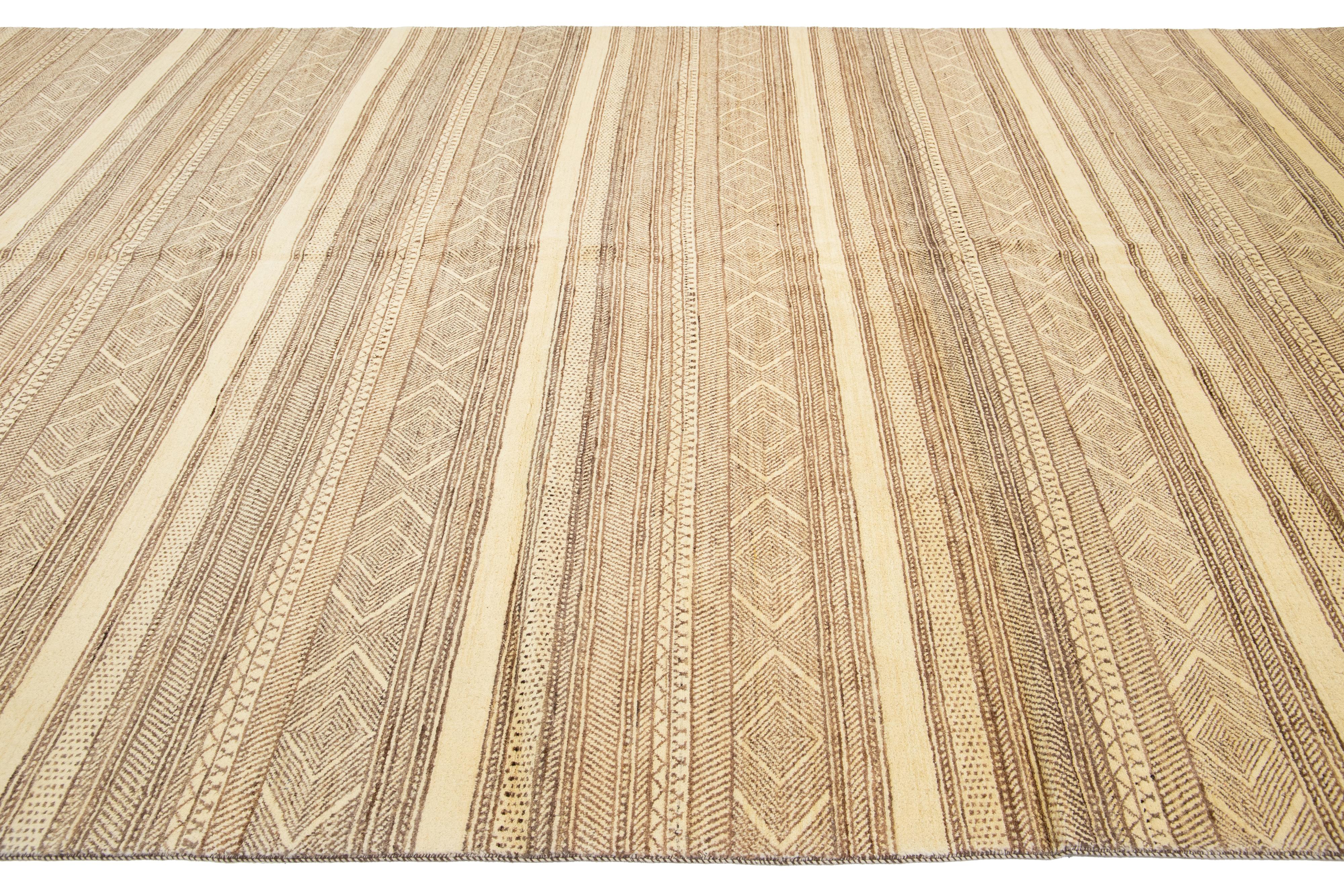 XXI secolo e contemporaneo Tappeto moderno oversize Gabbeh in lana beige con motivo geometrico in vendita