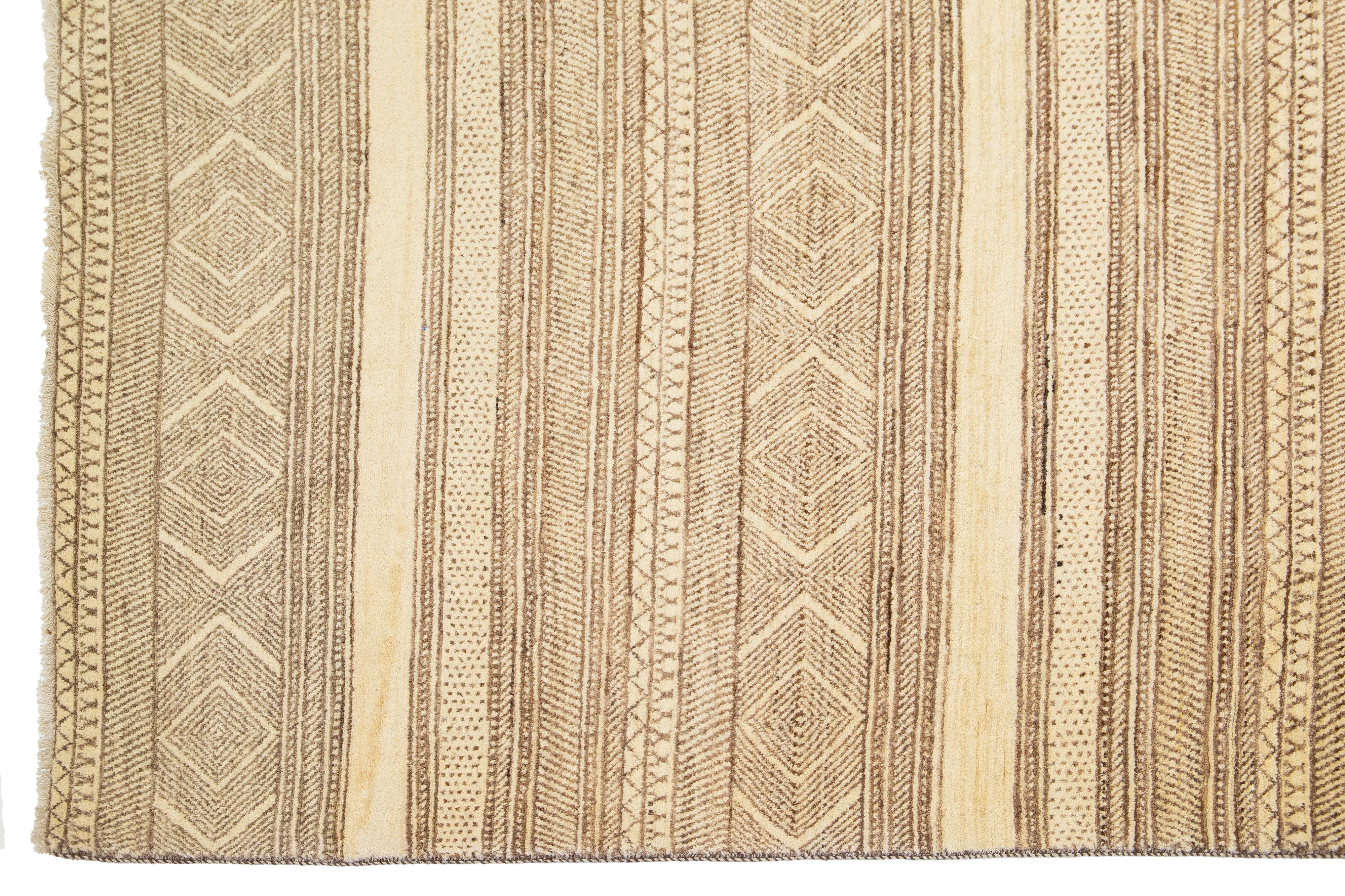 Lana Tappeto moderno oversize Gabbeh in lana beige con motivo geometrico in vendita
