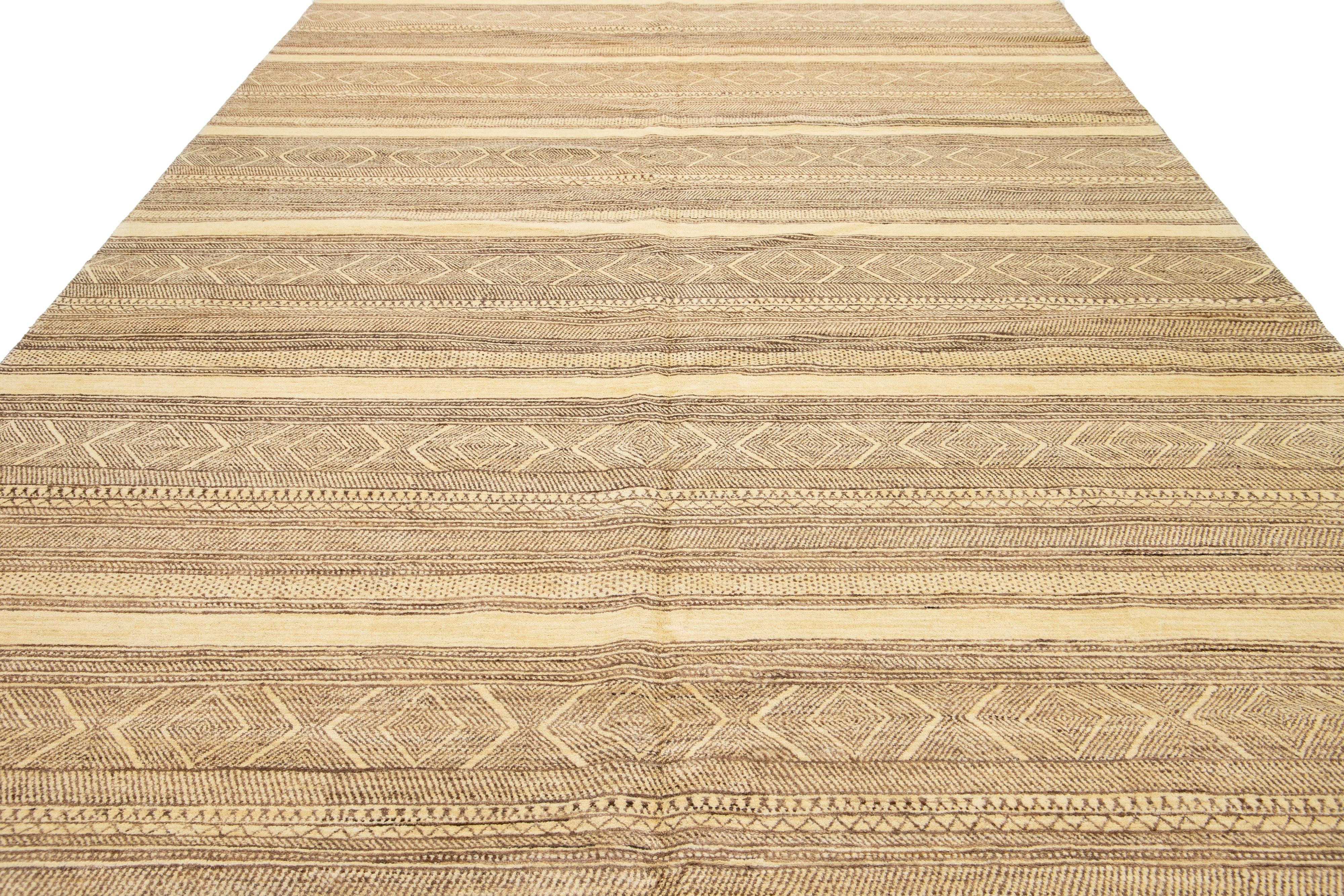 Tappeto moderno oversize Gabbeh in lana beige con motivo geometrico in vendita 1