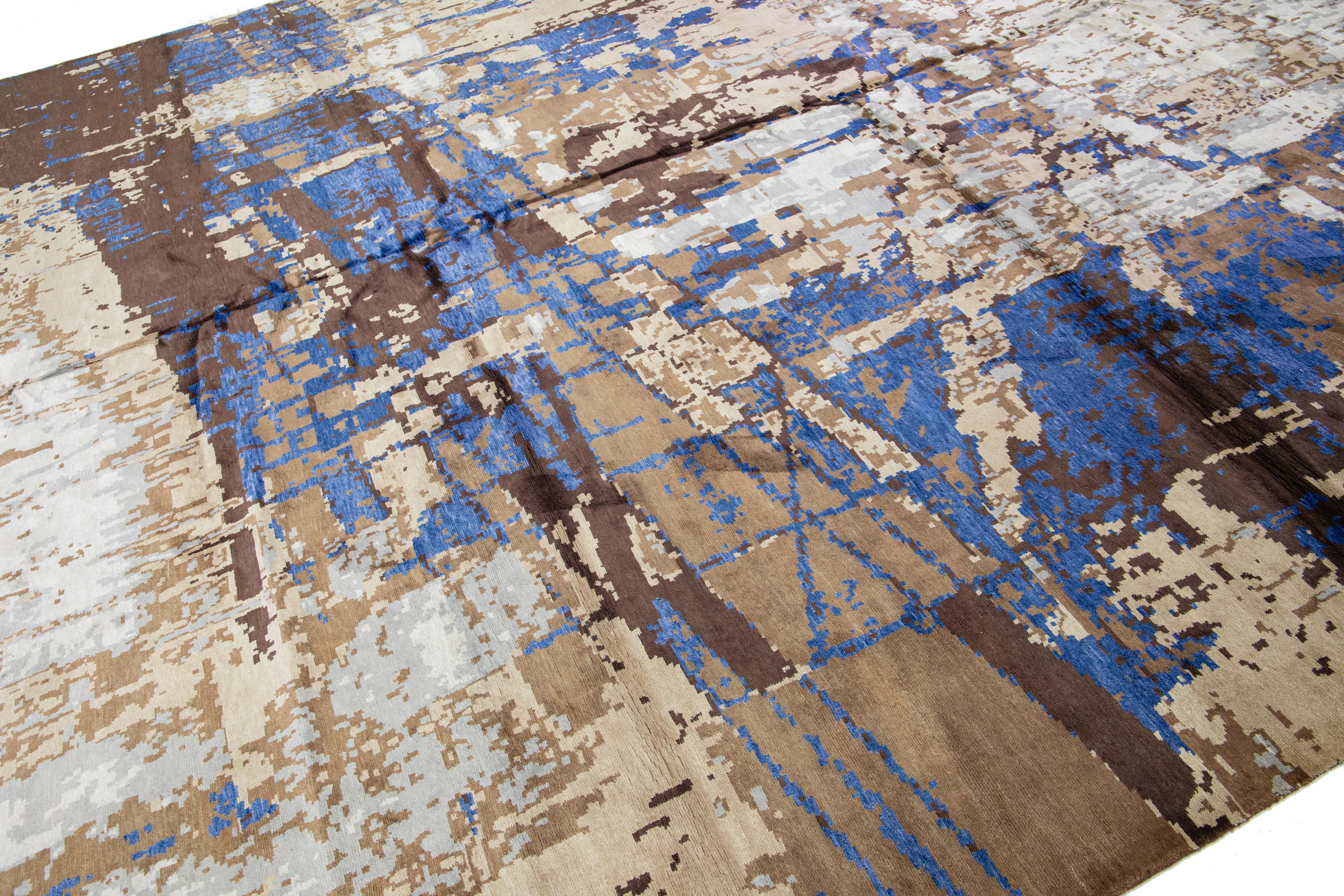 Schöner moderner handgeknüpfter Woll- und Seidenteppich mit beigen, blauen und braunen Feldern. Dieser moderne Teppich hat ein wunderschönes geometrisches, abstraktes Allover-Muster.

Dieser Teppich misst 12' x 15'1