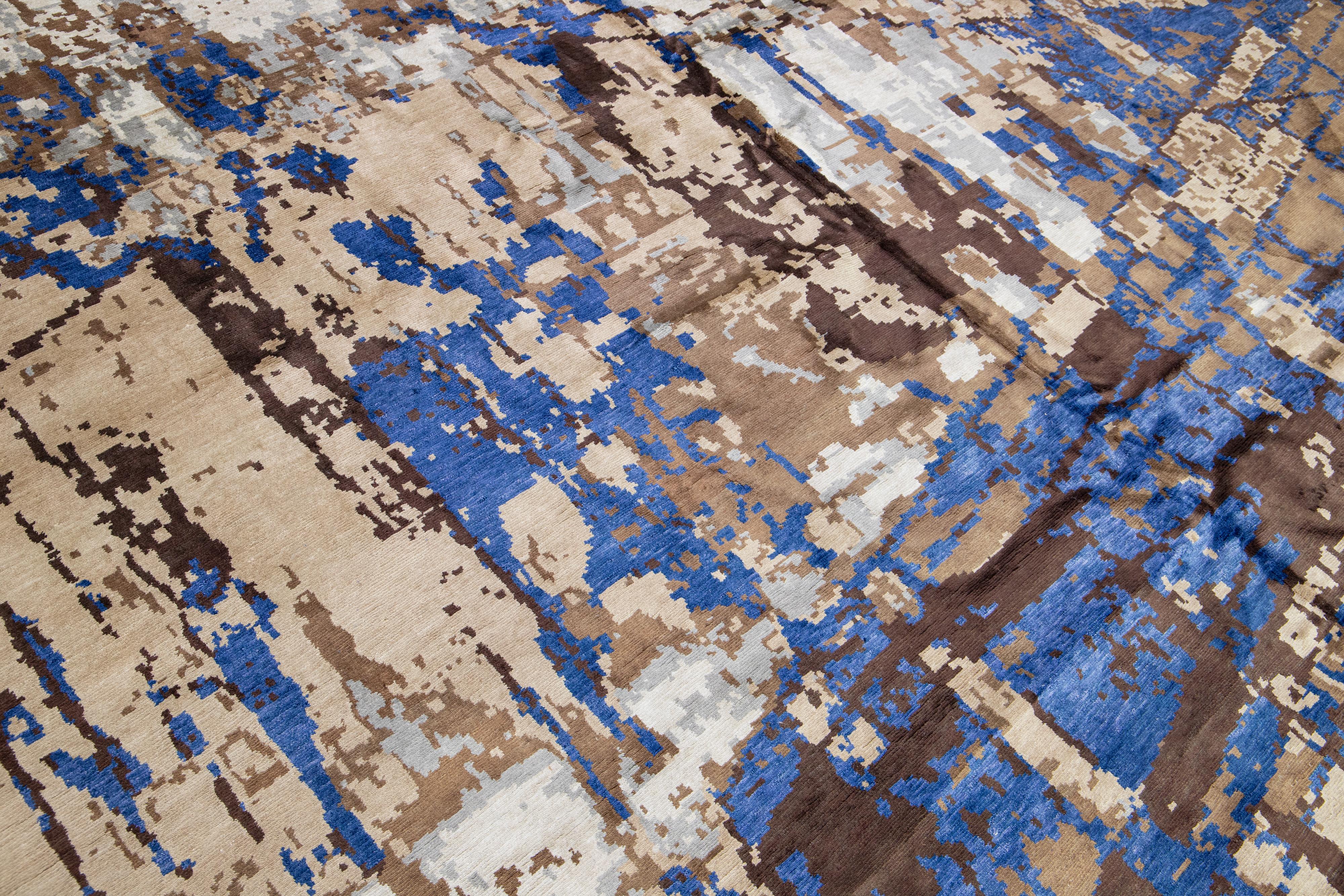 Moderner handgefertigter abstrakter Teppich aus Wolle und Seide in Erdtönen in Übergröße im Zustand „Neu“ im Angebot in Norwalk, CT