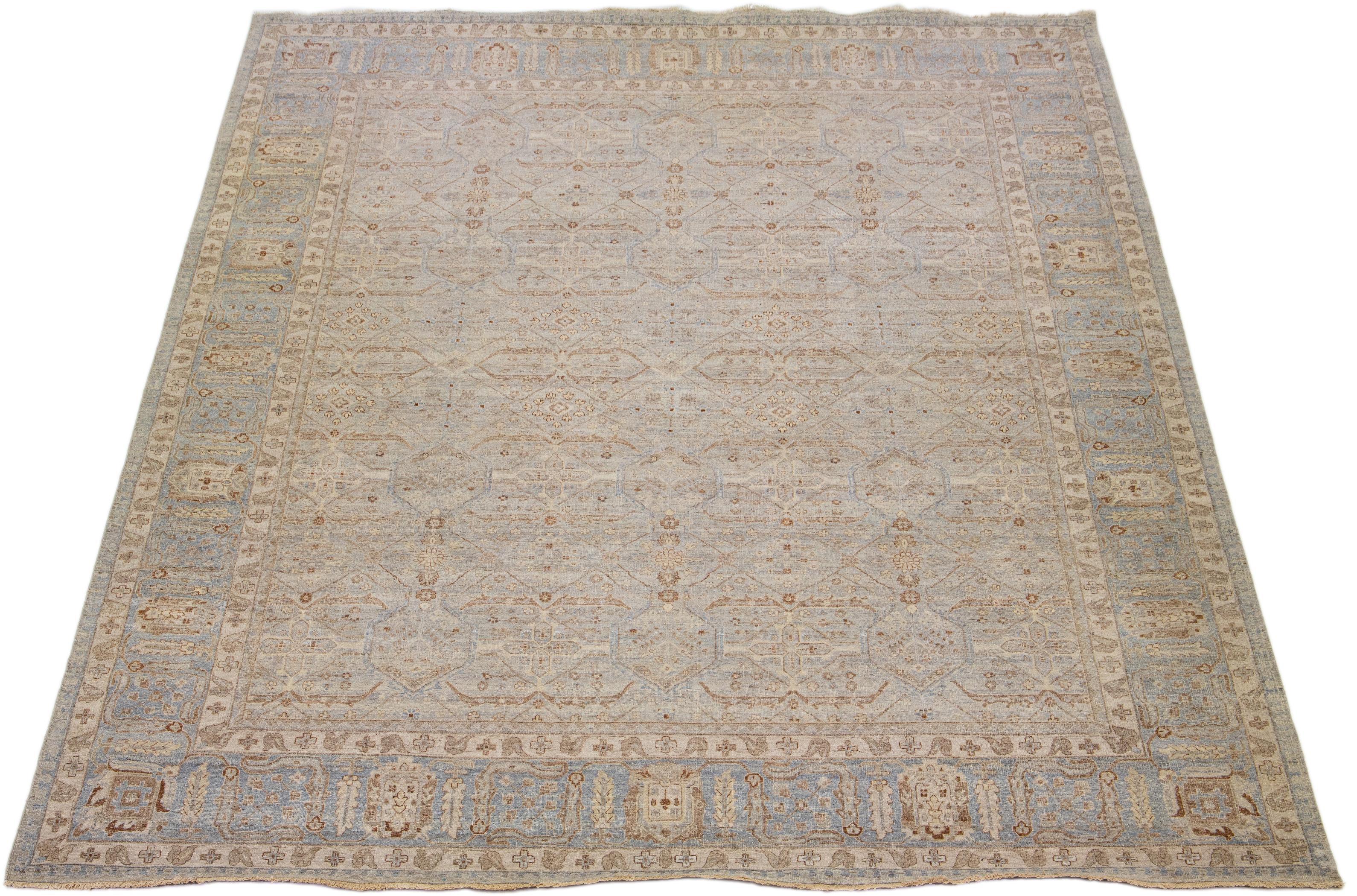 Die Artisan Line von Apadana ist eine Neuinterpretation antiker Teppiche, die auf elegante Weise eine auffällige antike Ästhetik in einen Raum bringt. Diese Teppichserie ist ausgesprochen einzigartig und zeigt, wie ein antiker Teppich aussehen kann.