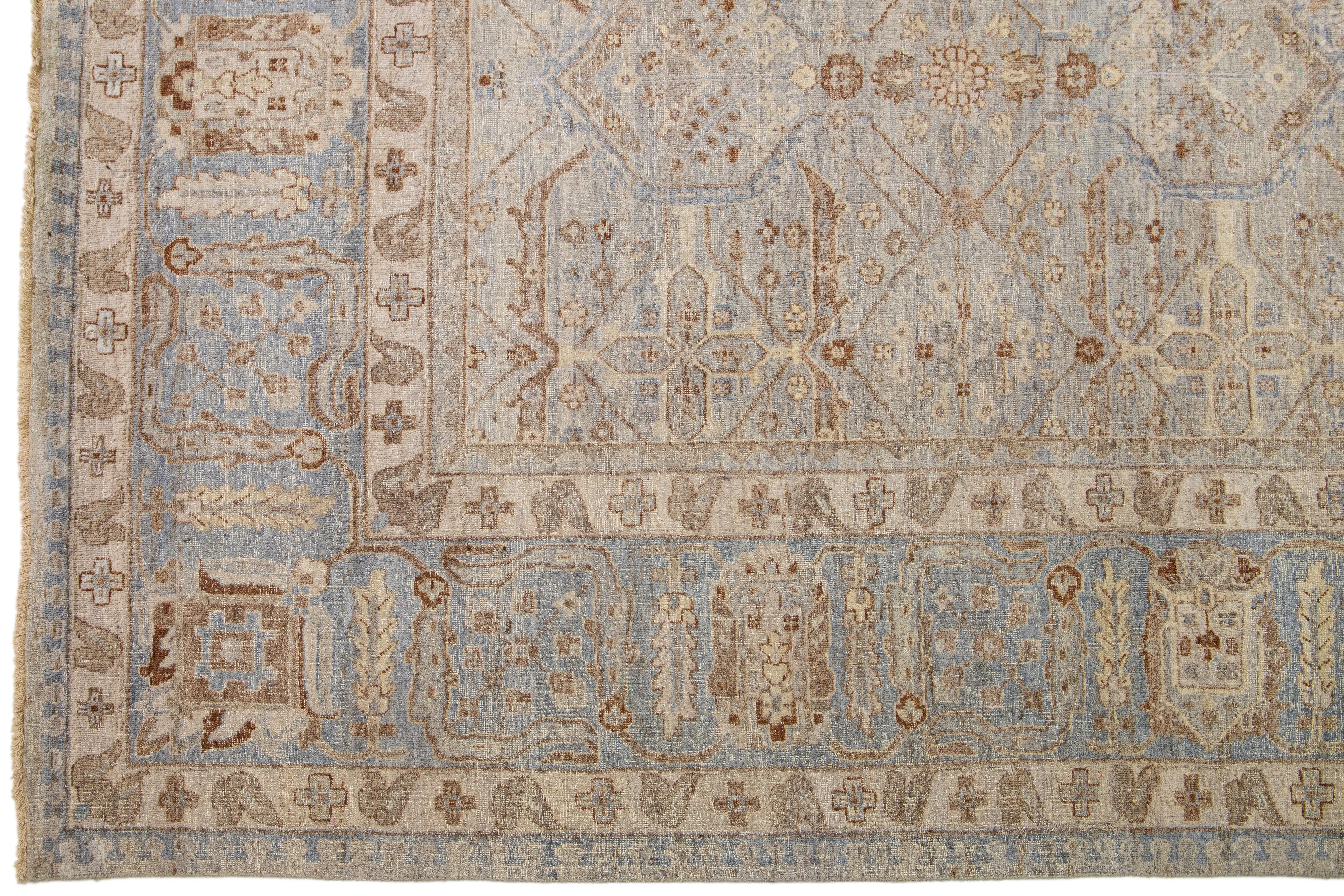 Moderner indischer handgefertigter geometrischer blauer Wollteppich in Übergröße von Apadana (Handgeknüpft) im Angebot