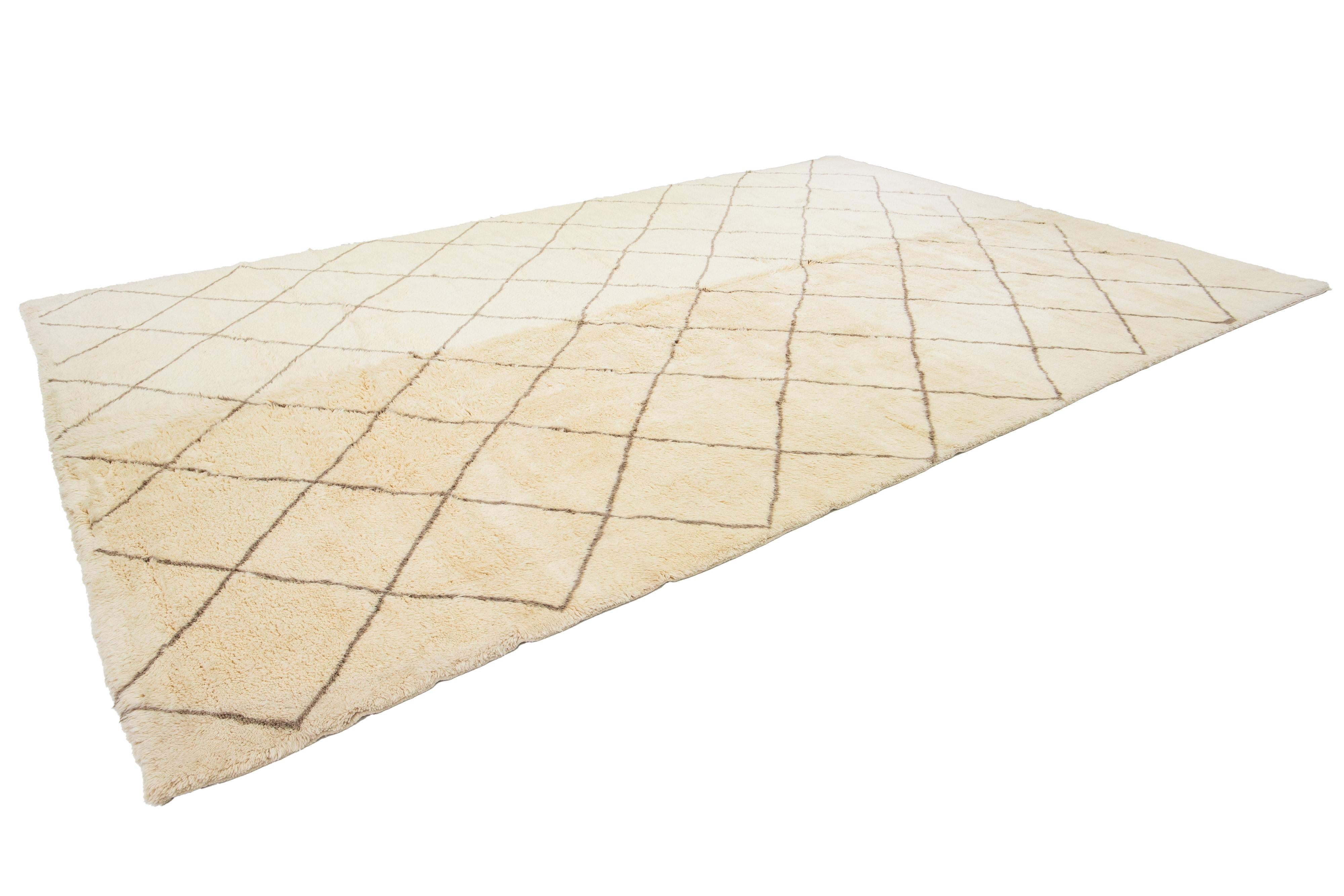 Oversize Modern Ivory Wool Rug Moroccan Style With Geometric Pattern In New Condition For Sale In Norwalk, CT