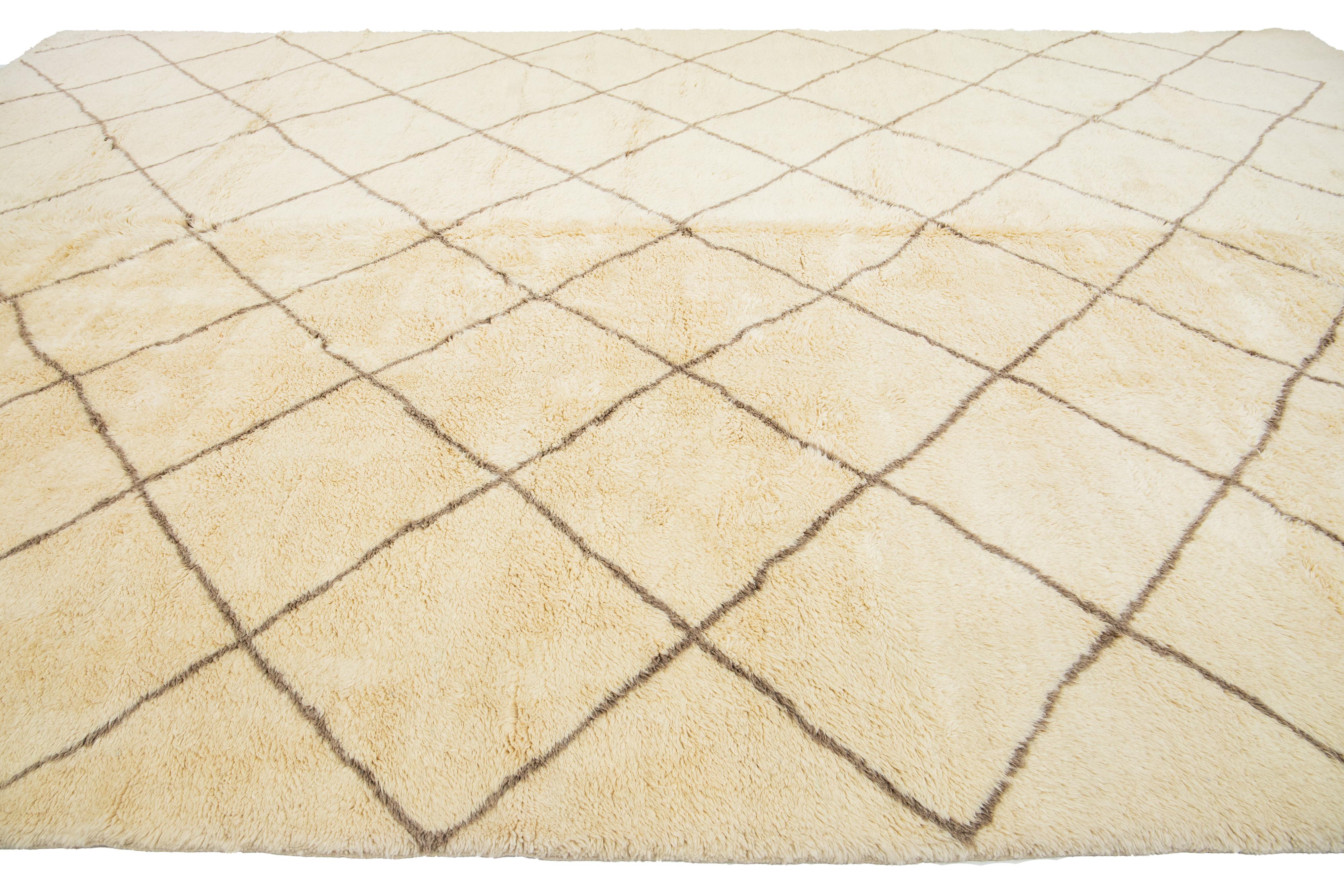 Oversize Modern Ivory Wool Rug Moroccan Style With Geometric Pattern For Sale 1