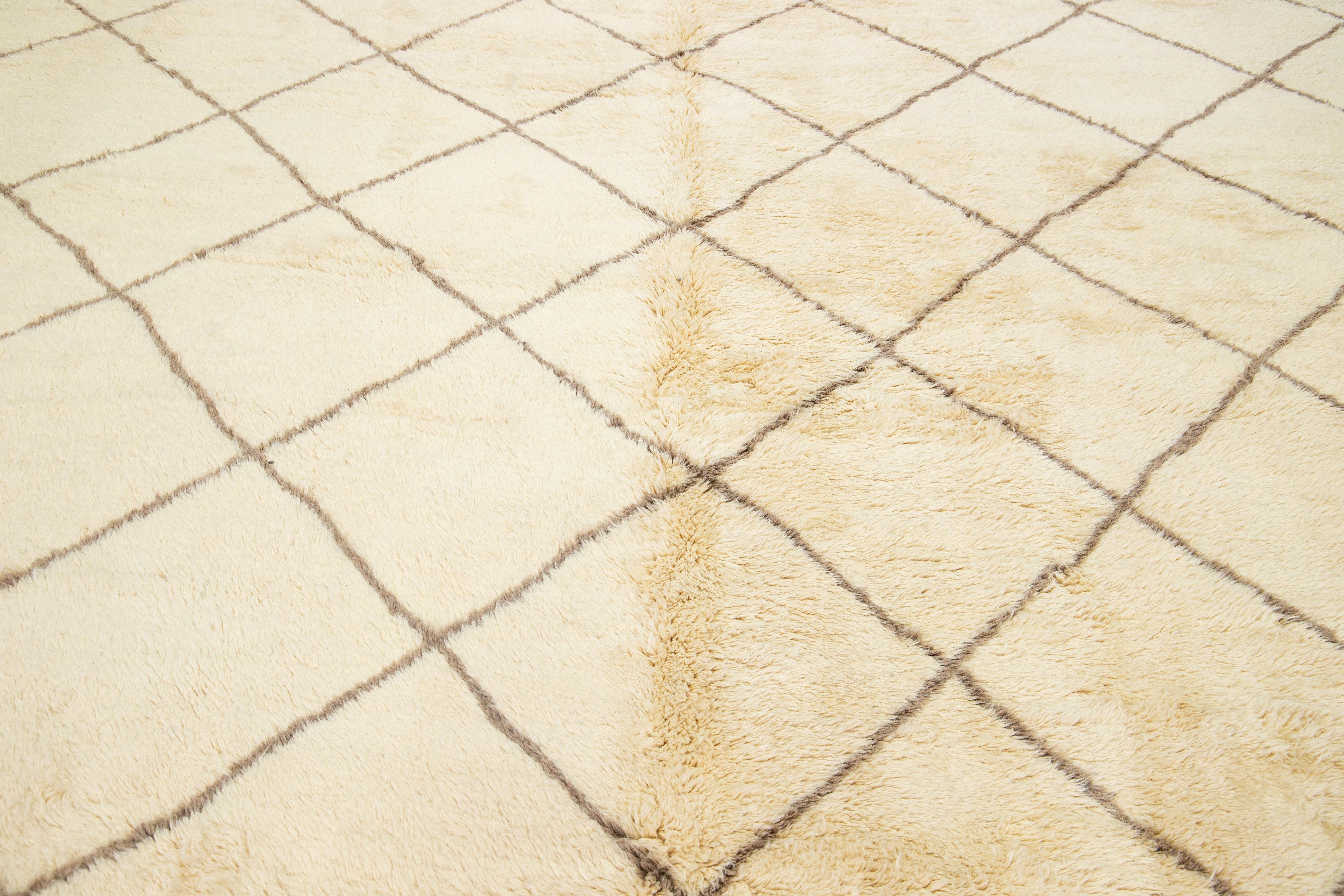 Oversize Modern Ivory Wool Rug Moroccan Style With Geometric Pattern For Sale 3
