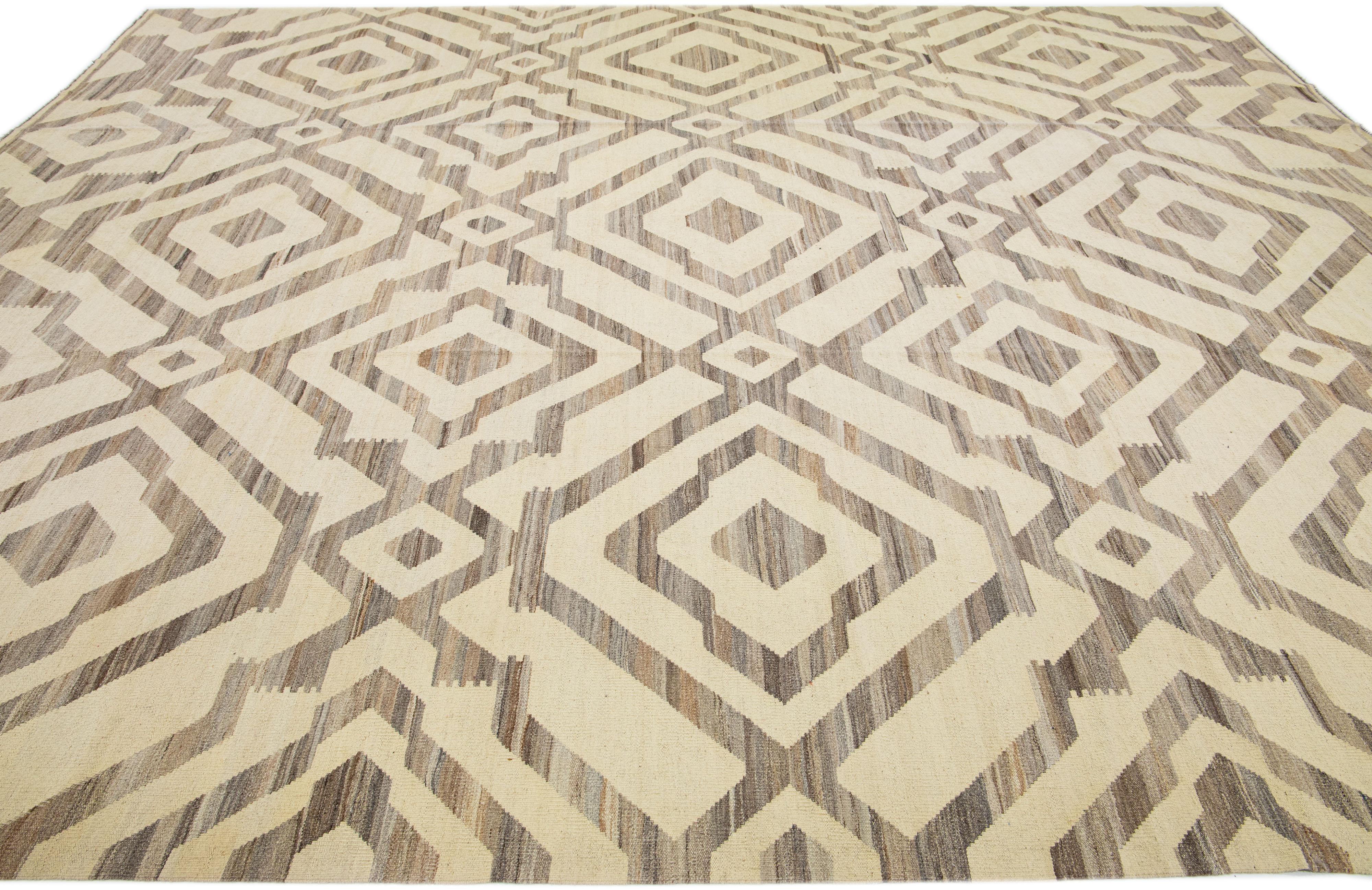 Moderner Oversize-Teppich aus Kelim-Wolle in Beige mit geometrischem Motiv (Türkisch) im Angebot