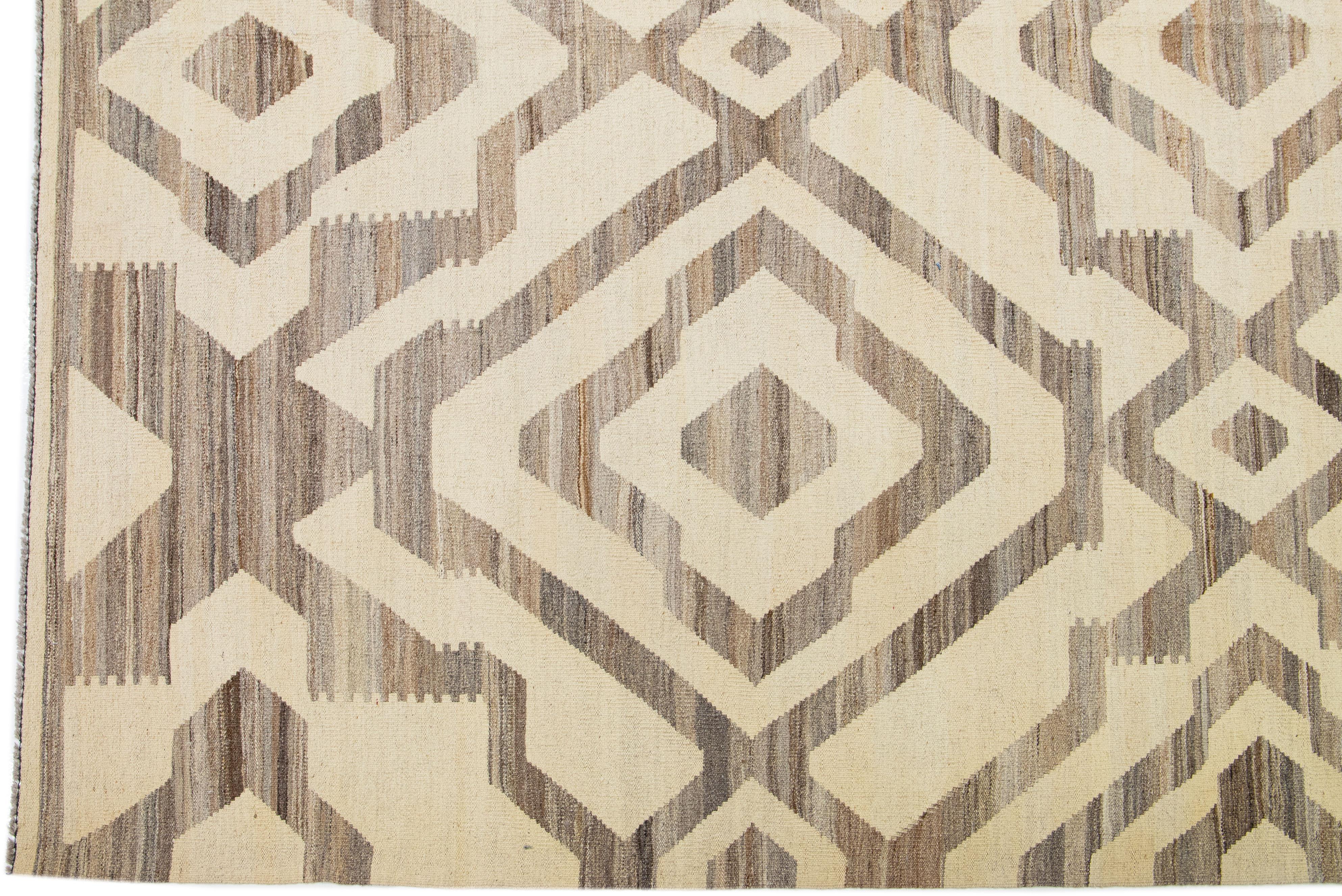 Moderner Oversize-Teppich aus Kelim-Wolle in Beige mit geometrischem Motiv (Handgeknüpft) im Angebot