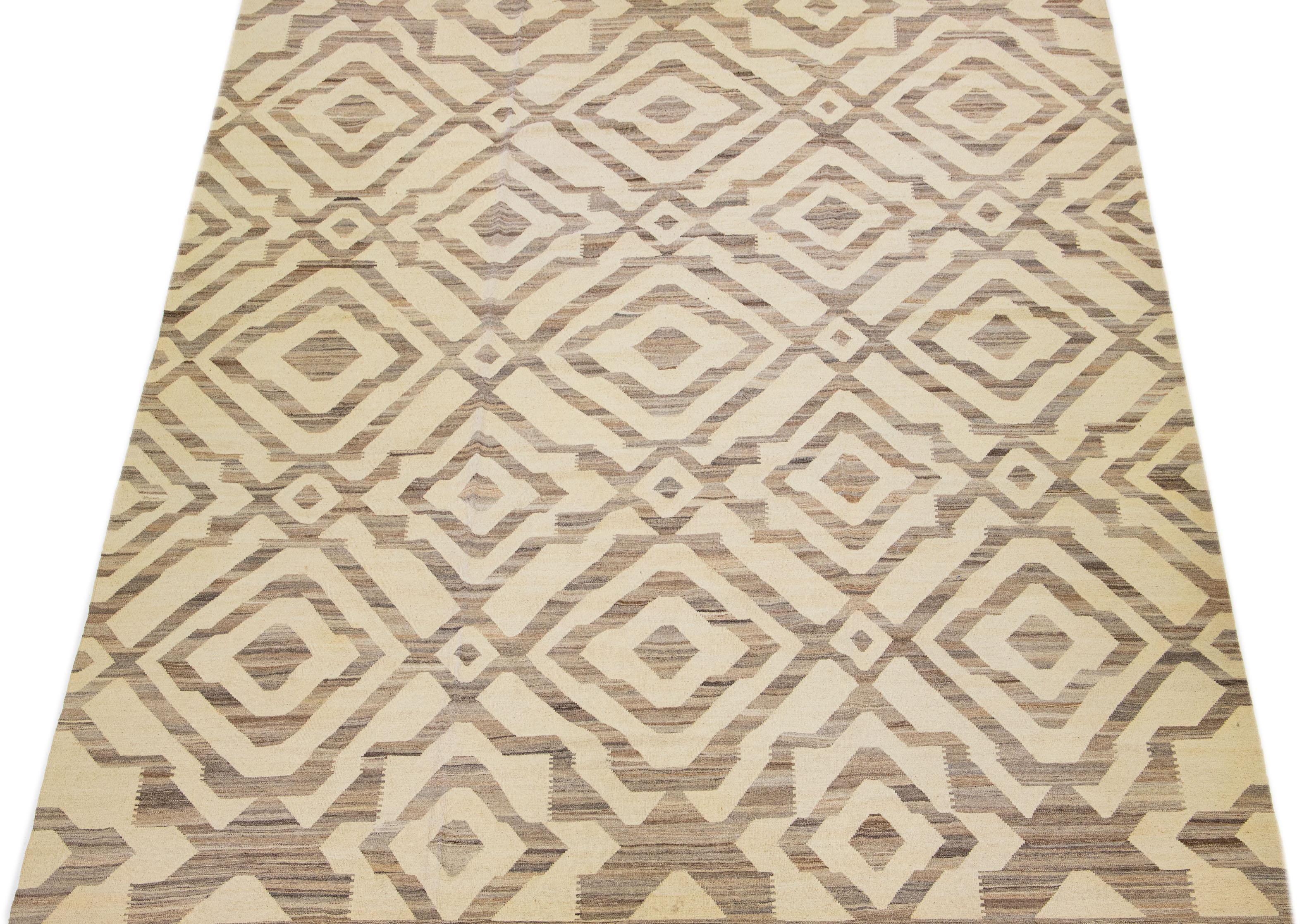 Oversize Modern Kilim Wool Rug in Beige with Geometric Motif In New Condition For Sale In Norwalk, CT