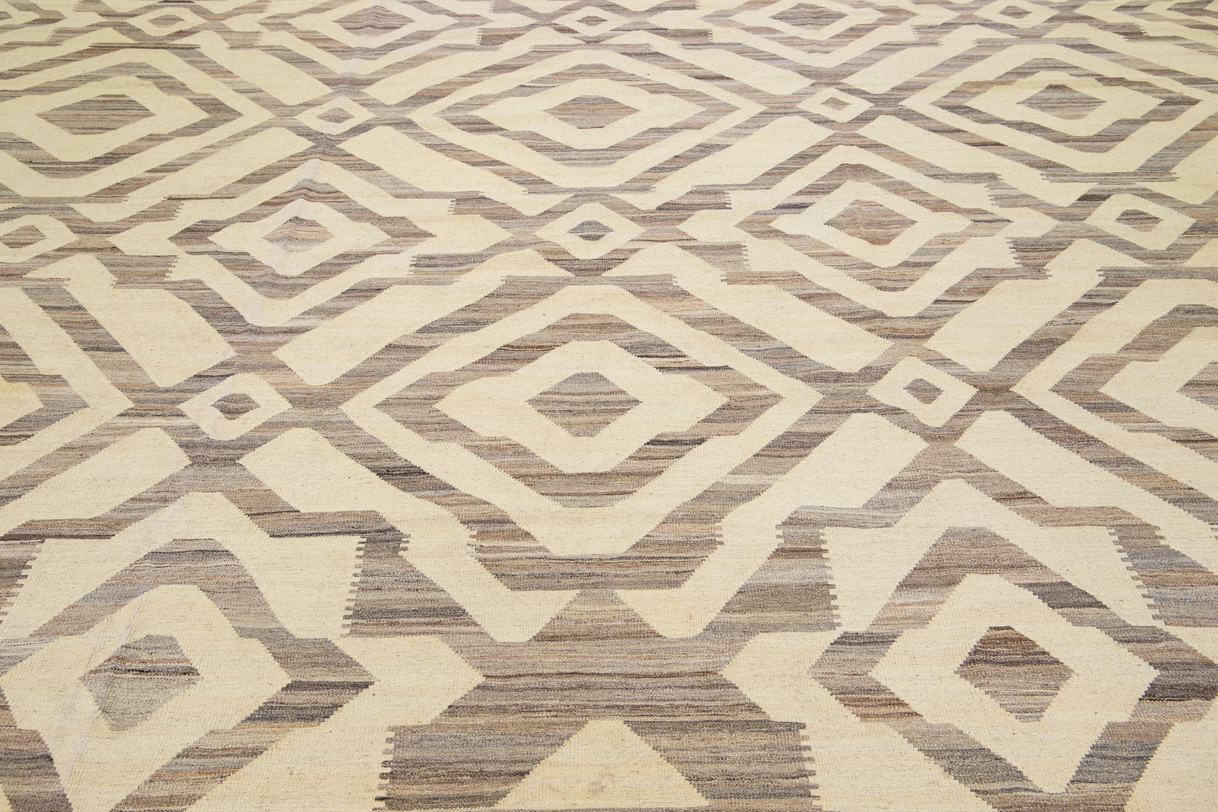 Moderner Oversize-Teppich aus Kelim-Wolle in Beige mit geometrischem Motiv (21. Jahrhundert und zeitgenössisch) im Angebot