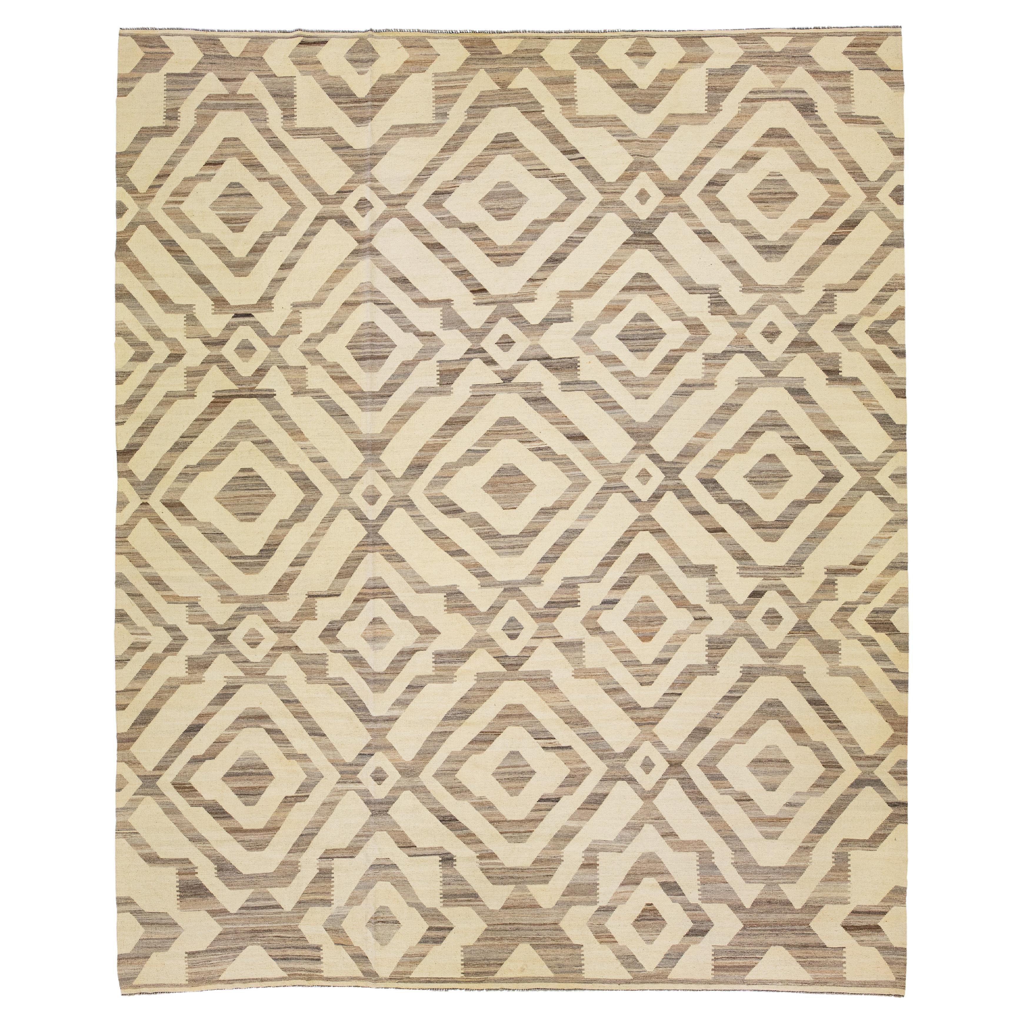 Moderner Oversize-Teppich aus Kelim-Wolle in Beige mit geometrischem Motiv im Angebot