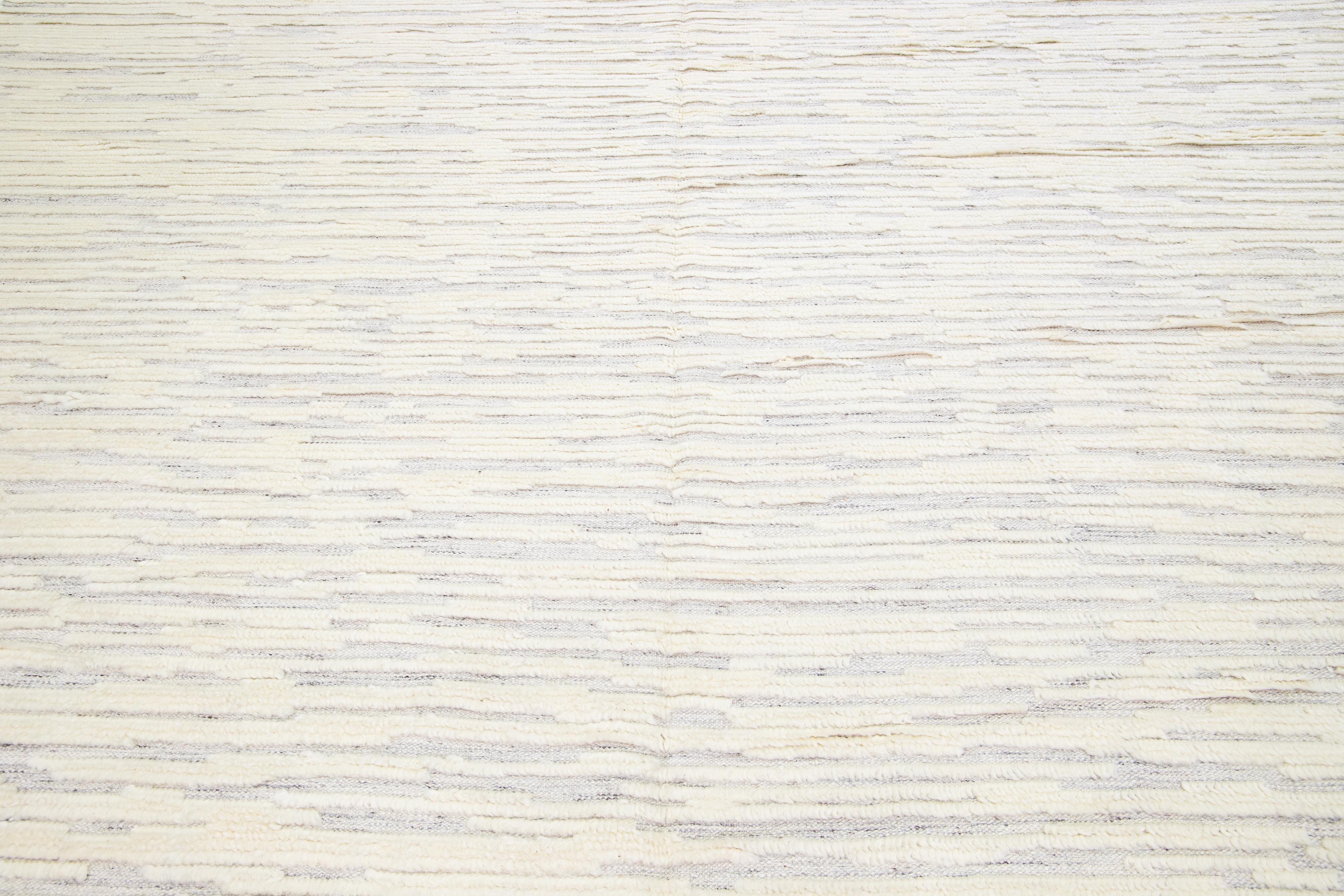 Alfombra Moderna De Lana Estilo Marroquí Sobredimensionada Con Diseño Abstracto En Marfil en Nuevo estado para la venta en Norwalk, CT