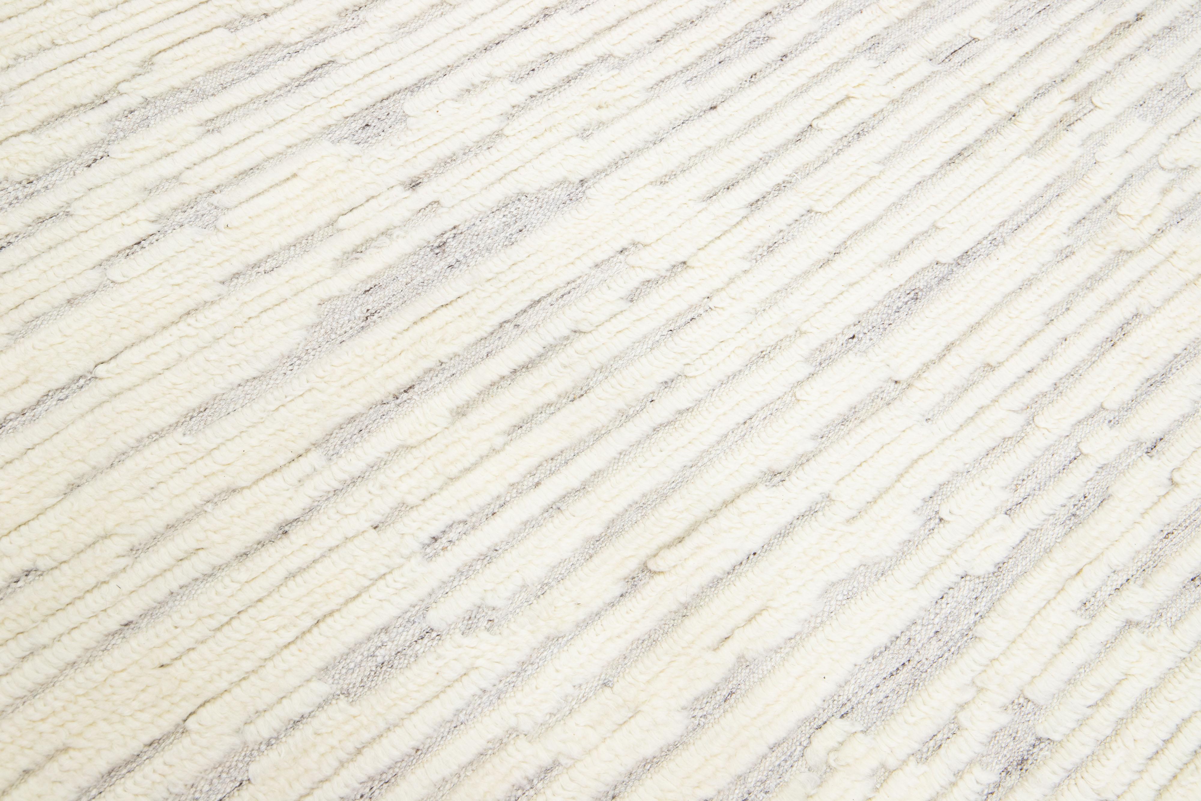 Alfombra Moderna De Lana Estilo Marroquí Sobredimensionada Con Diseño Abstracto En Marfil Siglo XXI y contemporáneo en venta