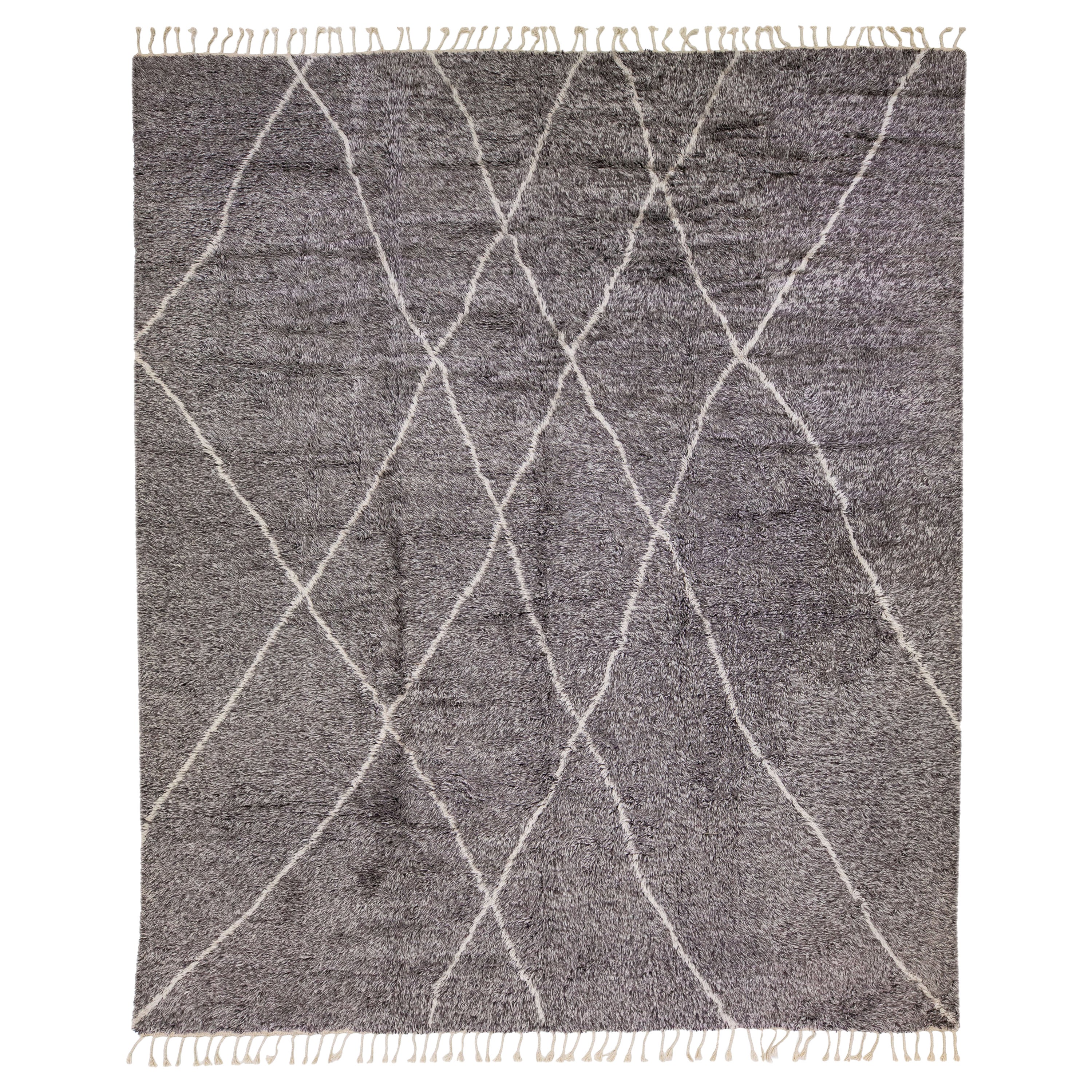 Tappeto moderno oversize in lana in stile marocchino con disegno tribale in grigio