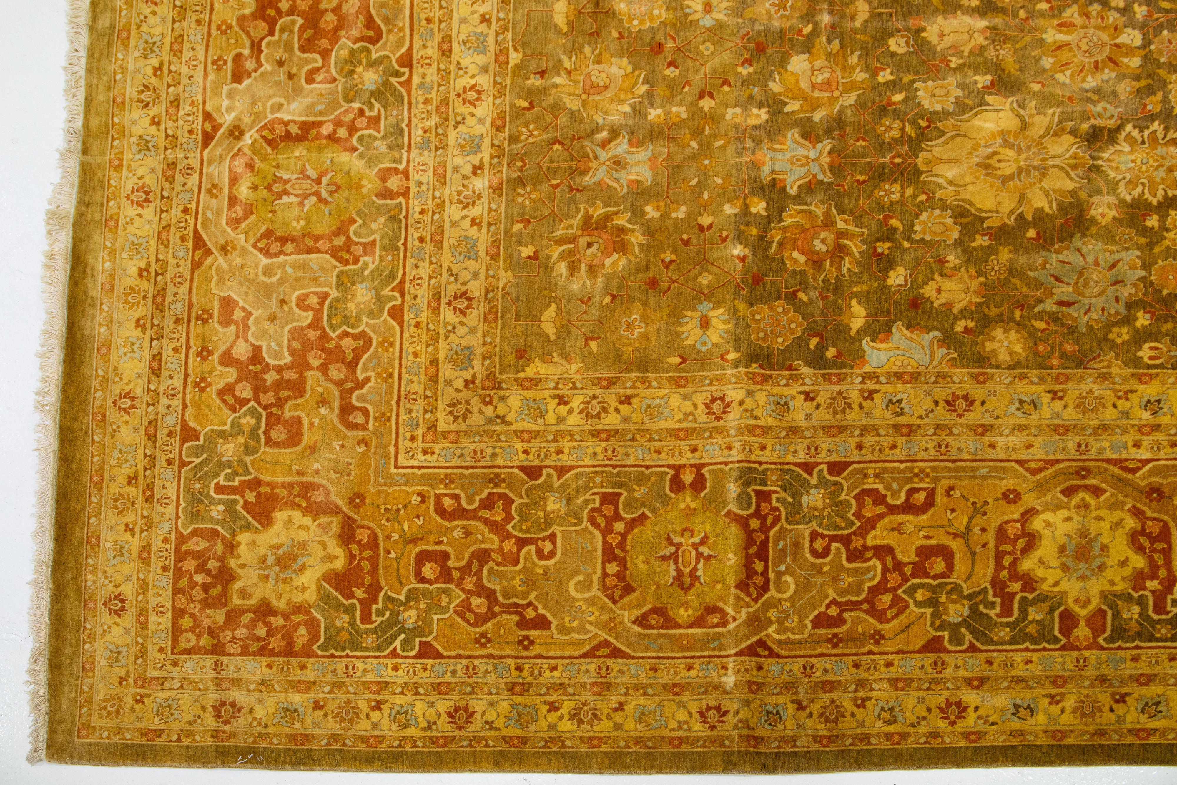 Übergroßer moderner persischer Wollteppich im Tabriz-Stil in satten Braun- und Goldtönen (Handgeknüpft) im Angebot