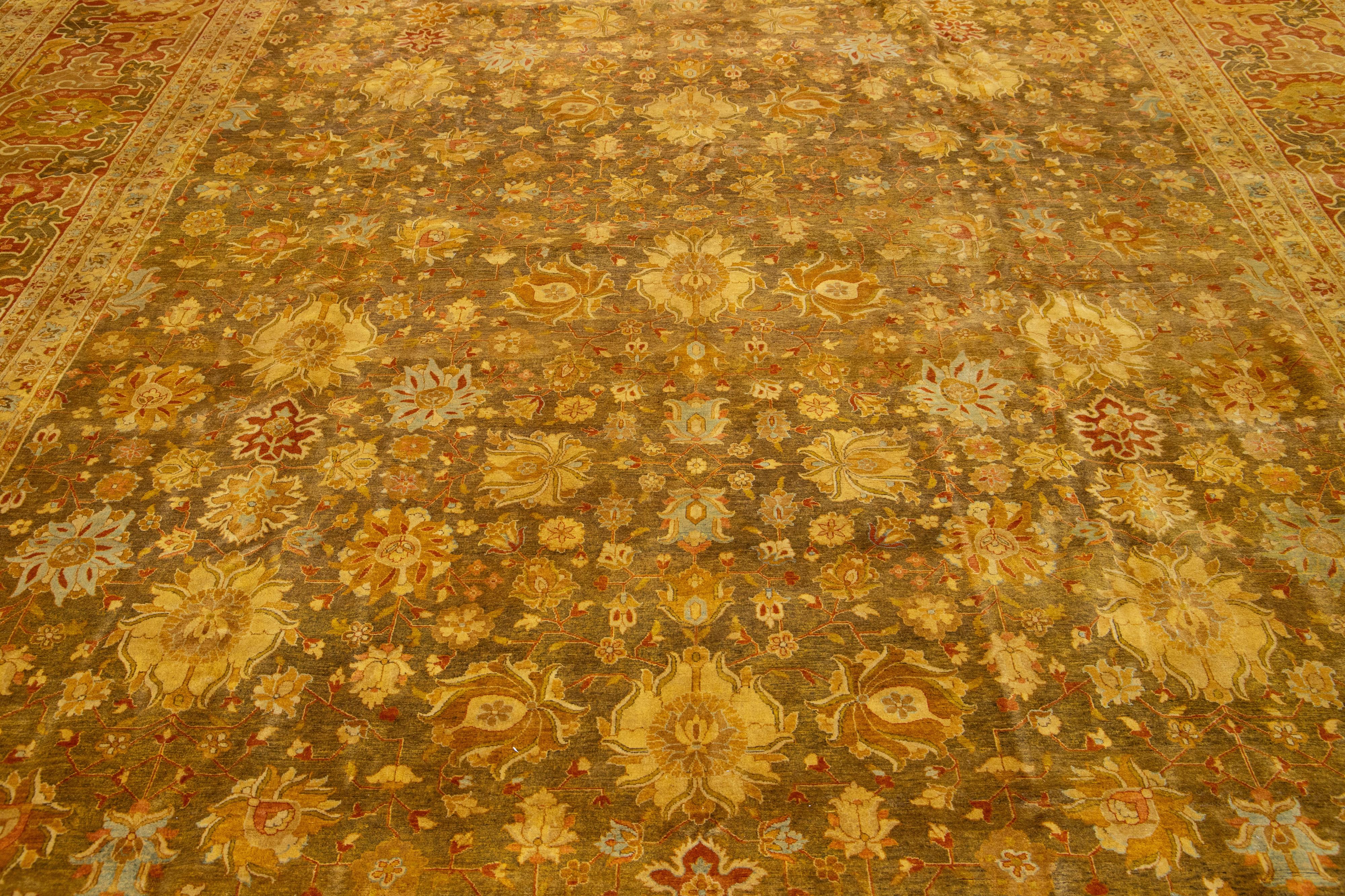 Tapis de laine persan surdimensionné de style Tabriz dans des tons riches de Brown et d'or Neuf - En vente à Norwalk, CT