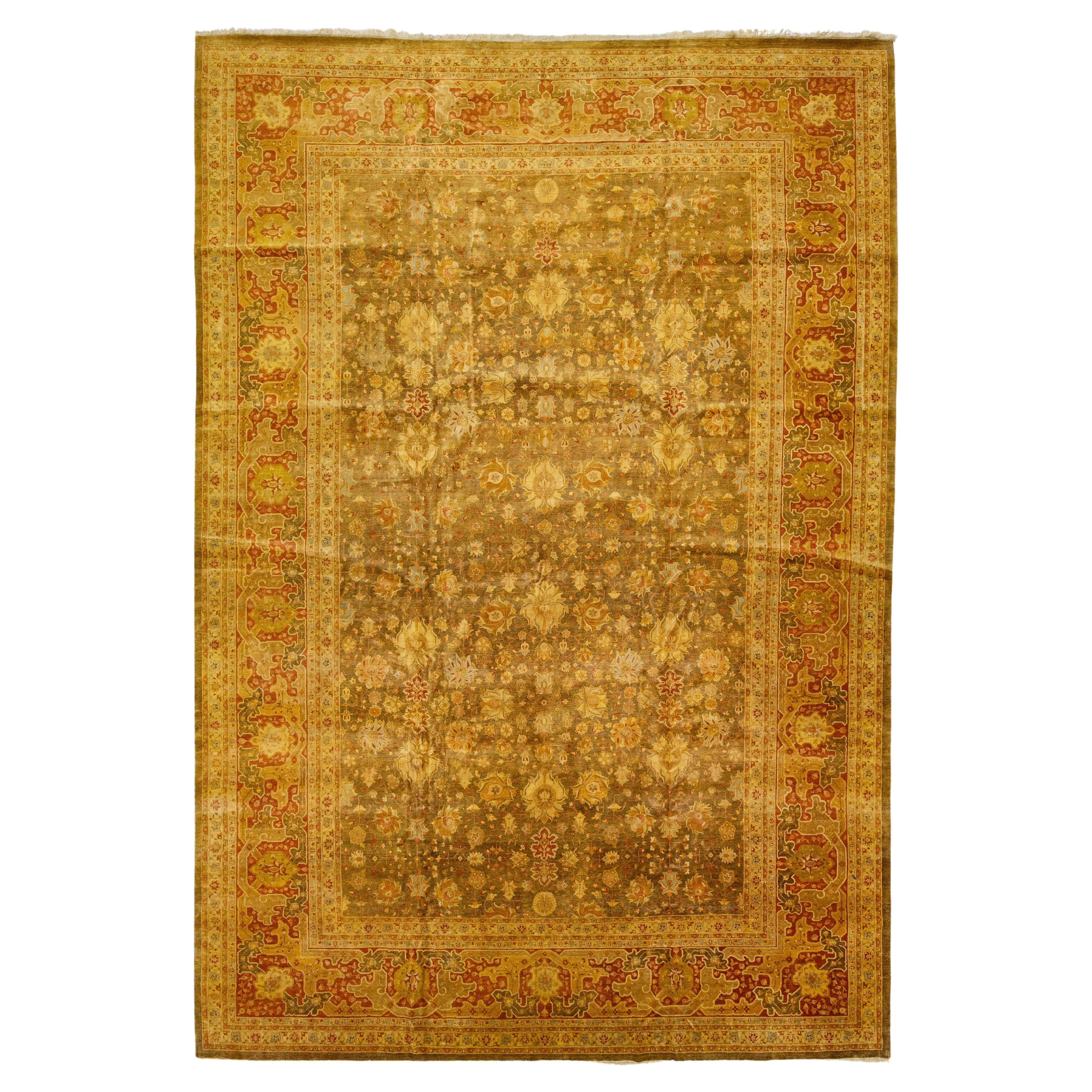 Tapis de laine persan surdimensionné de style Tabriz dans des tons riches de Brown et d'or en vente