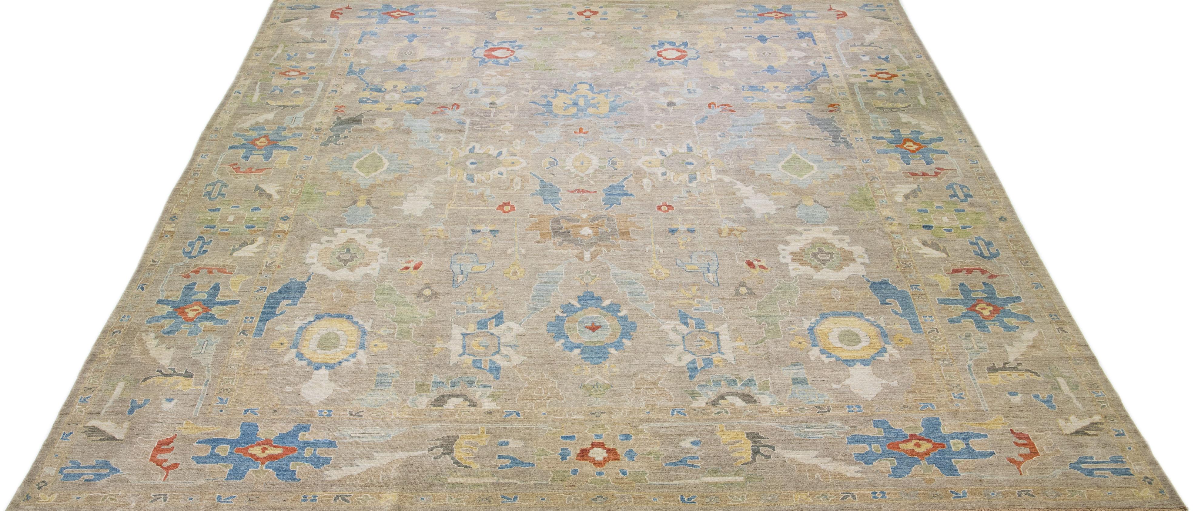 Schöner moderner Sultanabad Teppich aus handgeknüpfter Wolle mit beigem Farbfeld. Dieser Teppich hat einen gestalteten Rahmen mit mehrfarbigen Akzenten in einem wunderschönen floralen Allover-Muster.

Dieser Teppich misst: 16'1