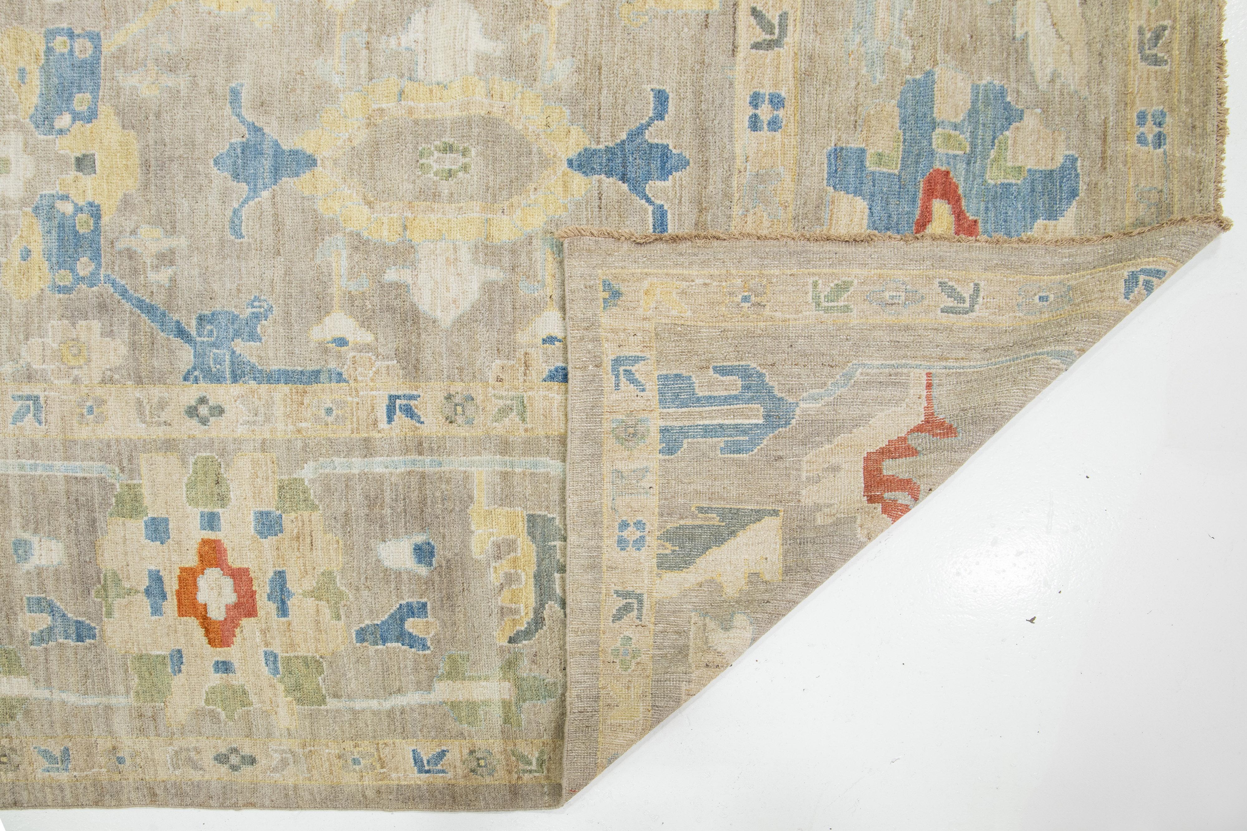 Moderner handgefertigter Sultanabad-Wollteppich in Beige in Übergröße mit Blumenmuster (Handgeknüpft) im Angebot