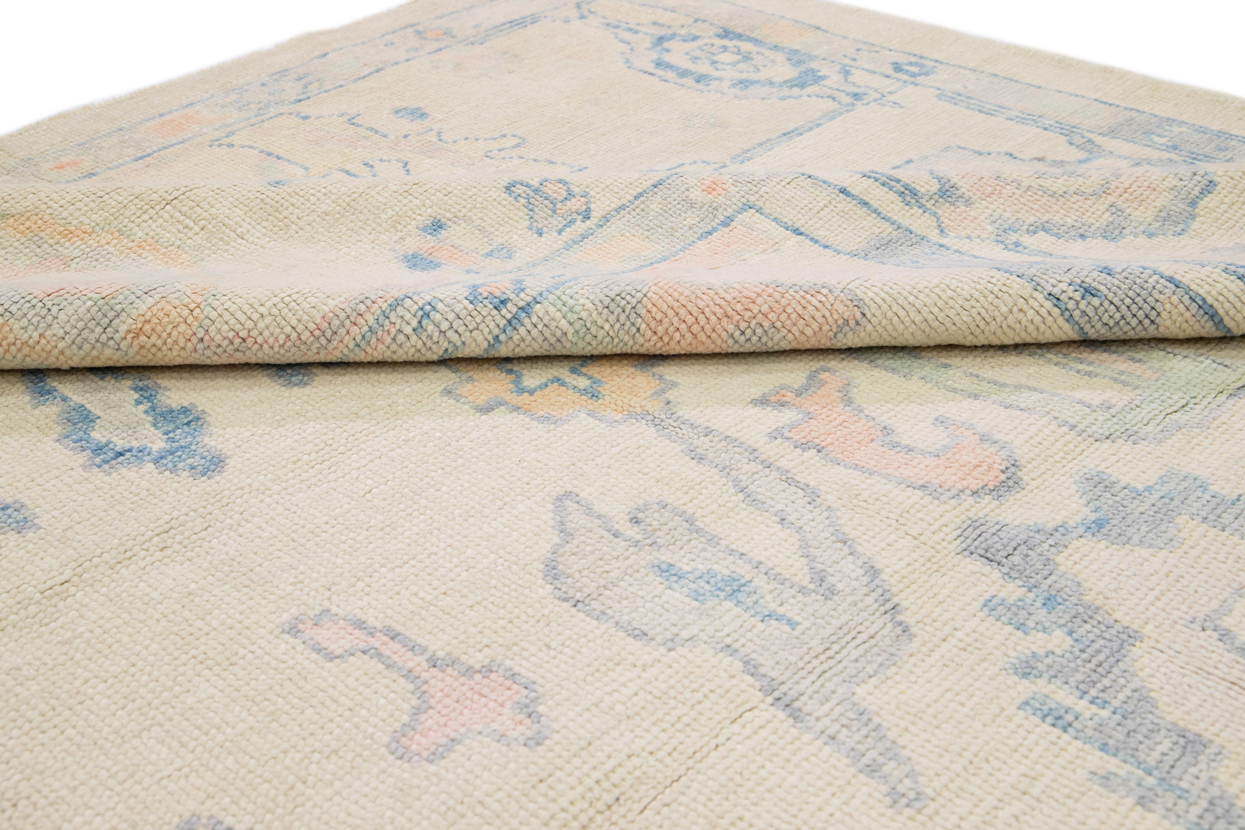 Schöner moderner türkischer Oushak-Teppich aus handgeknüpfter Wolle mit einem beigen Feld mit gedeckten Farben in einem herrlichen floralen Allover-Muster.

Dieser Teppich misst: 12' x 18'4
