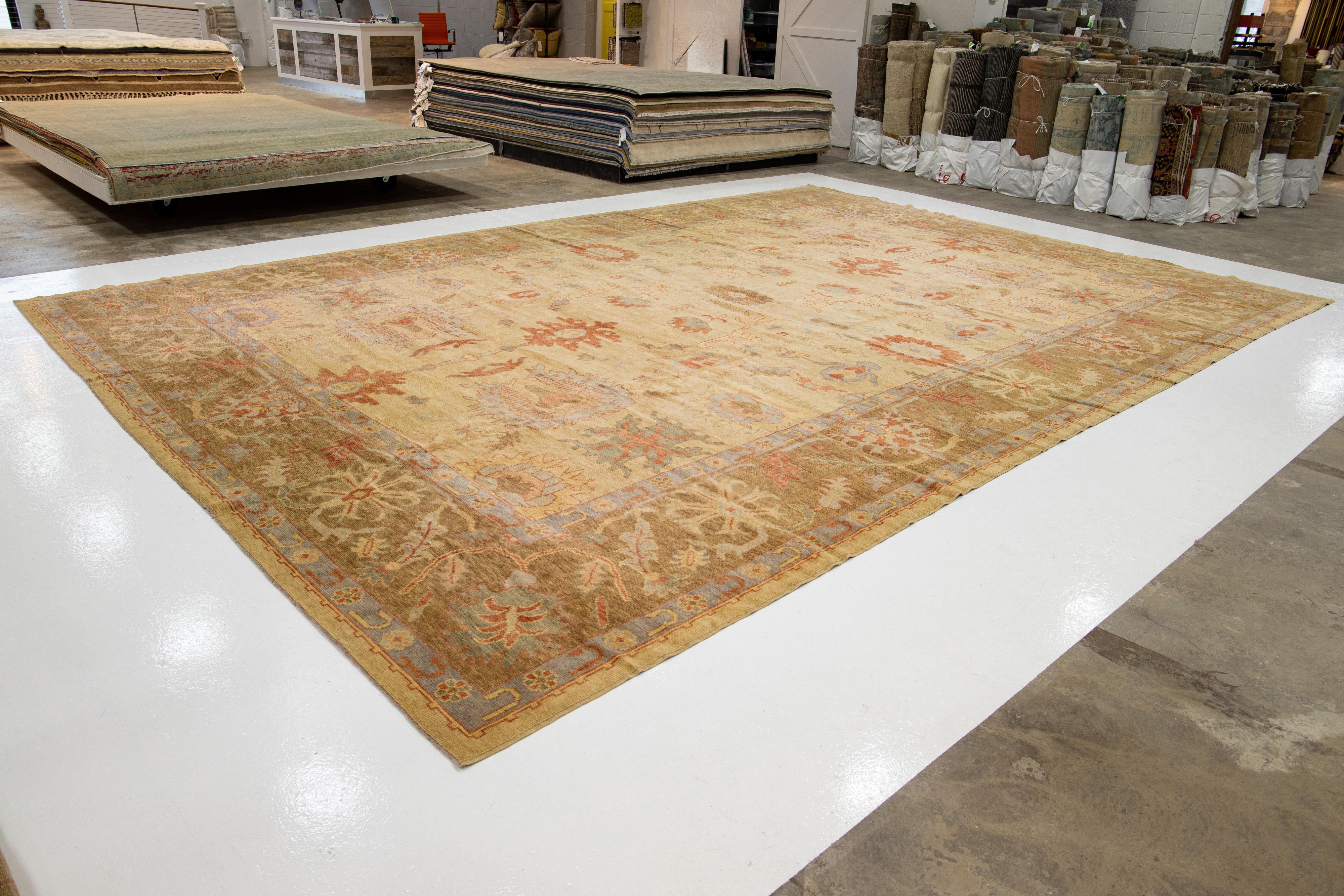 Übergroßer moderner türkischer Oushak-Teppich in warmem Beige mit Vintage-inspiriertem Design (Wolle) im Angebot