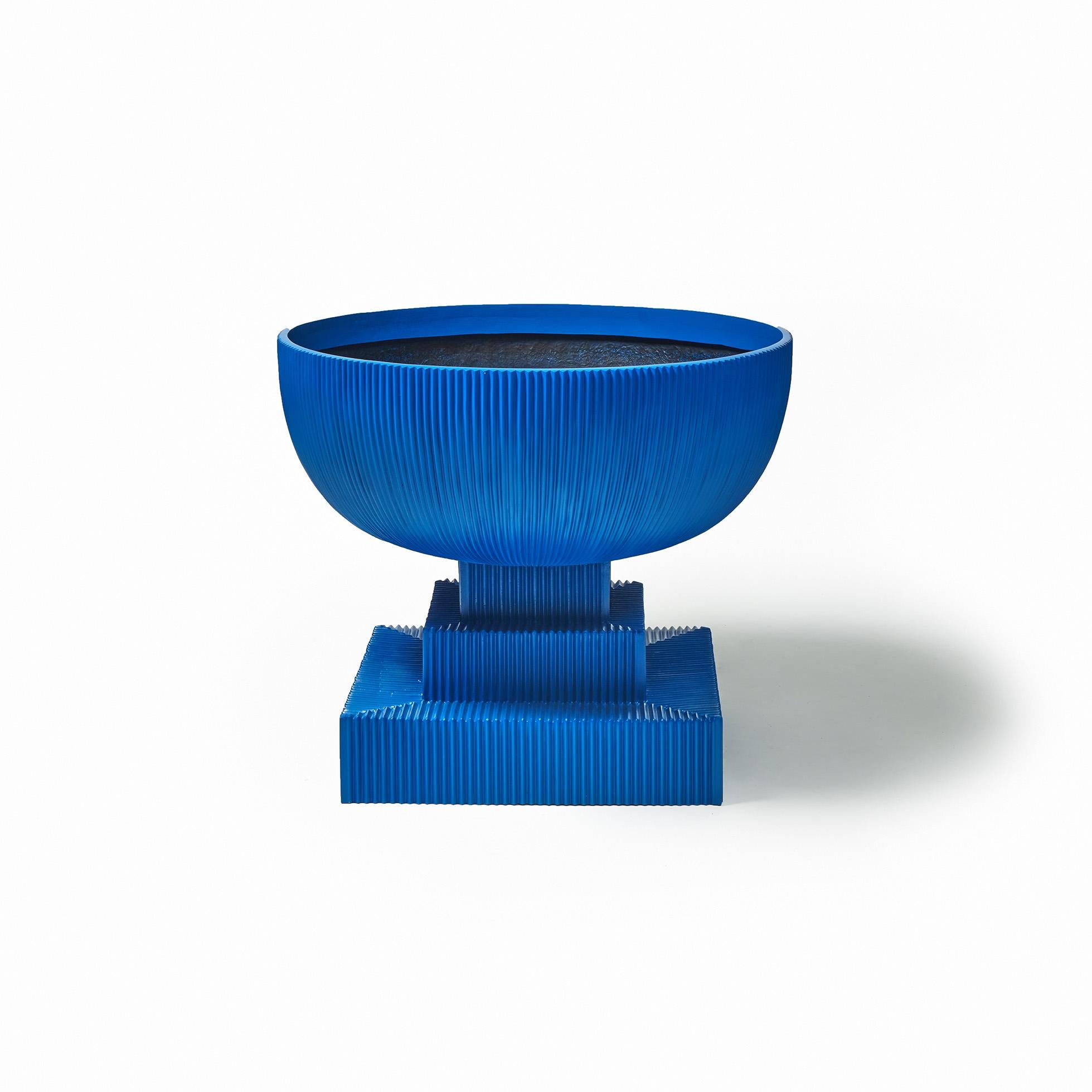 Urna Moderna Sobredimensionada Jardinera de Fibra de Vidrio para Exterior e Interior 'Azul' Bandeja de Drenaje Moderno en venta
