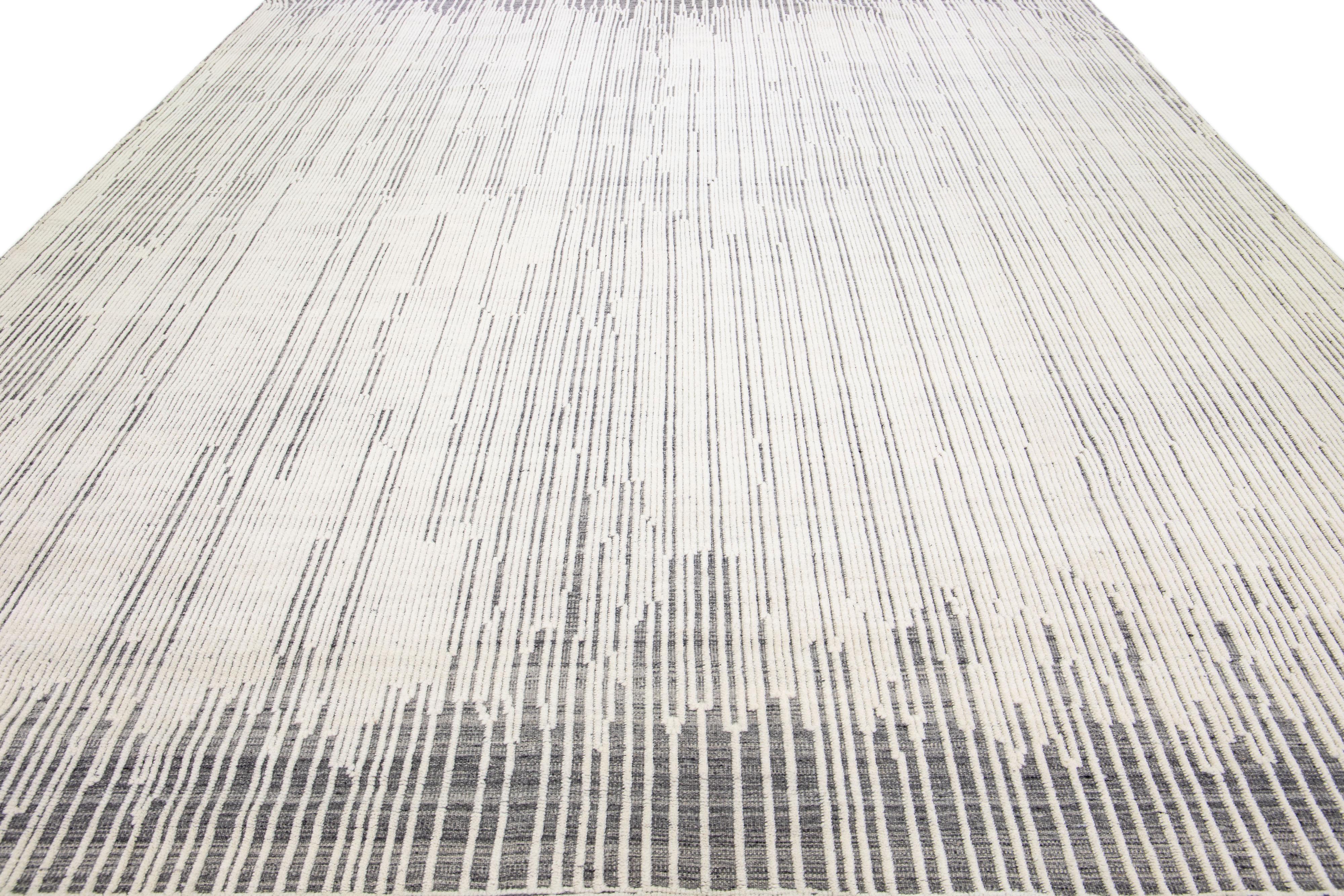 Moderne Tapis surdimensionné en laine ivoire abstrait de style marocain fait à la main par Apadana en vente