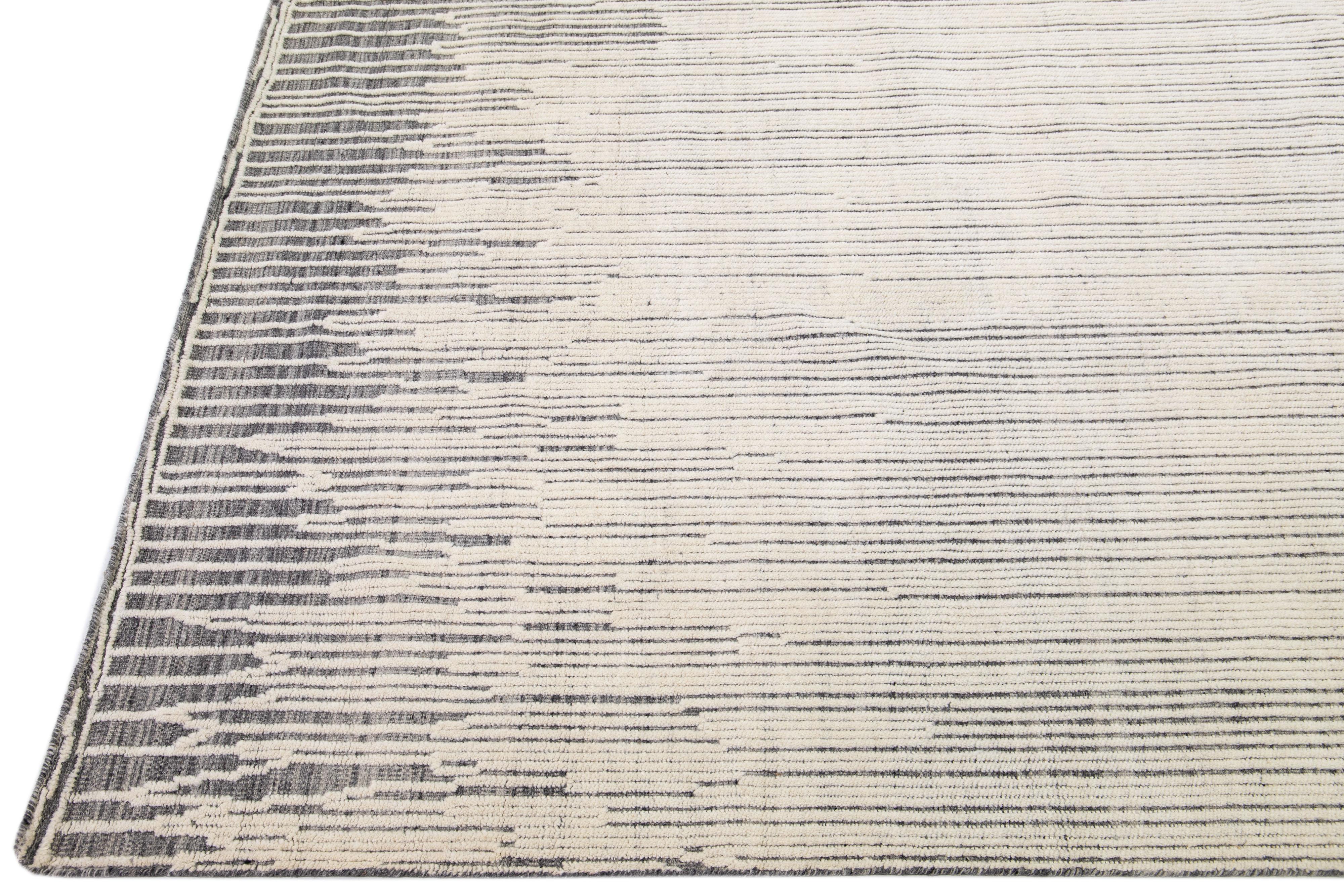 Indien Tapis surdimensionné en laine ivoire abstrait de style marocain fait à la main par Apadana en vente