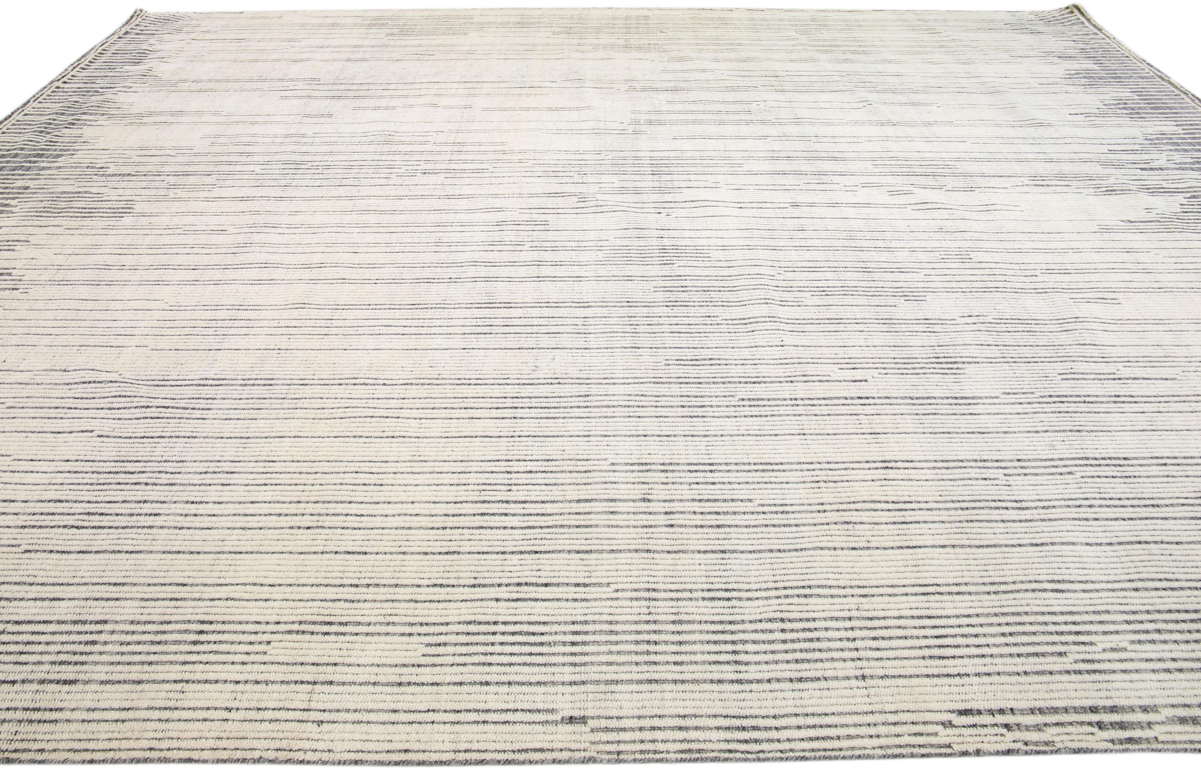 Noué à la main Tapis surdimensionné en laine ivoire abstrait de style marocain fait à la main par Apadana en vente