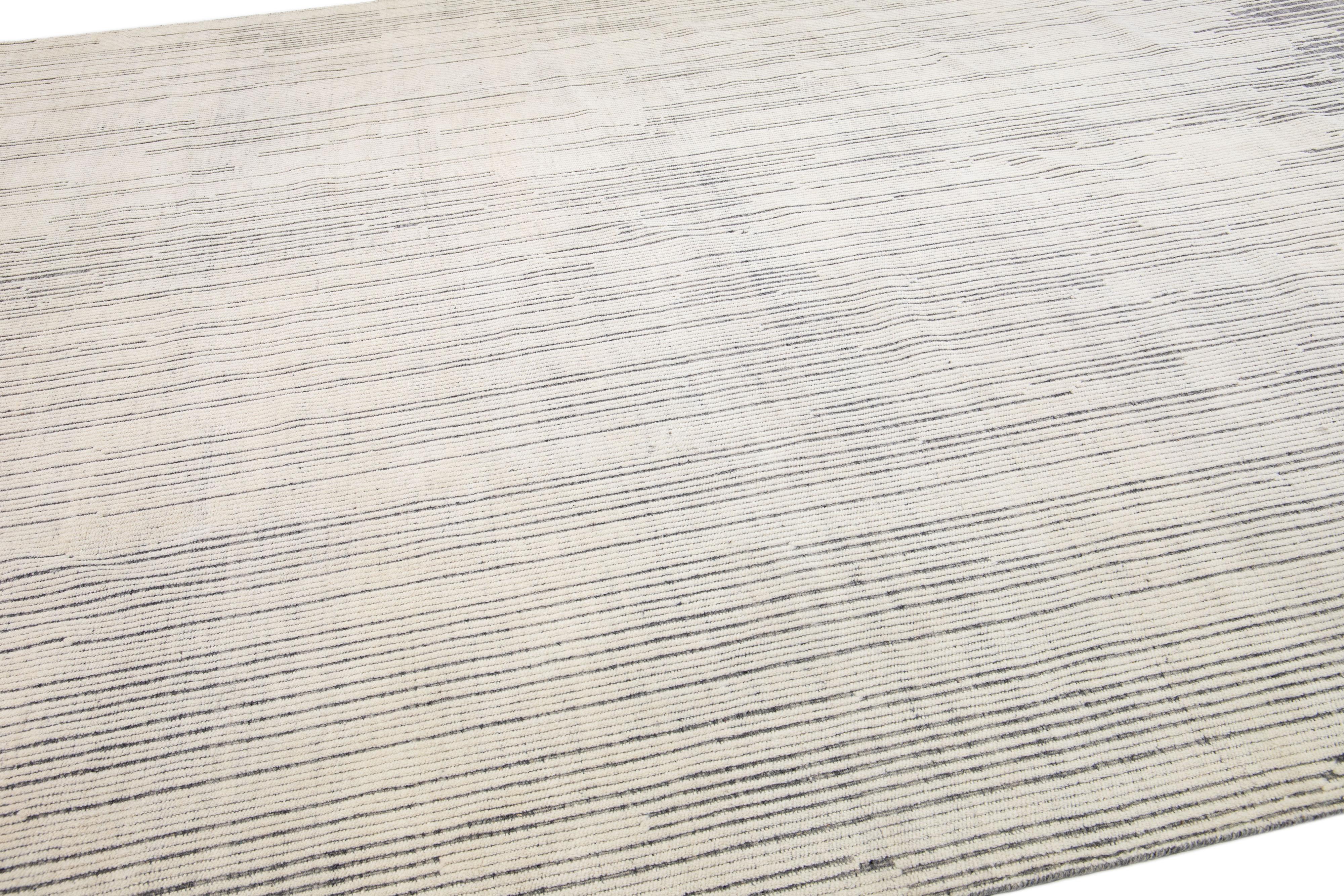 Tapis surdimensionné en laine ivoire abstrait de style marocain fait à la main par Apadana Neuf - En vente à Norwalk, CT