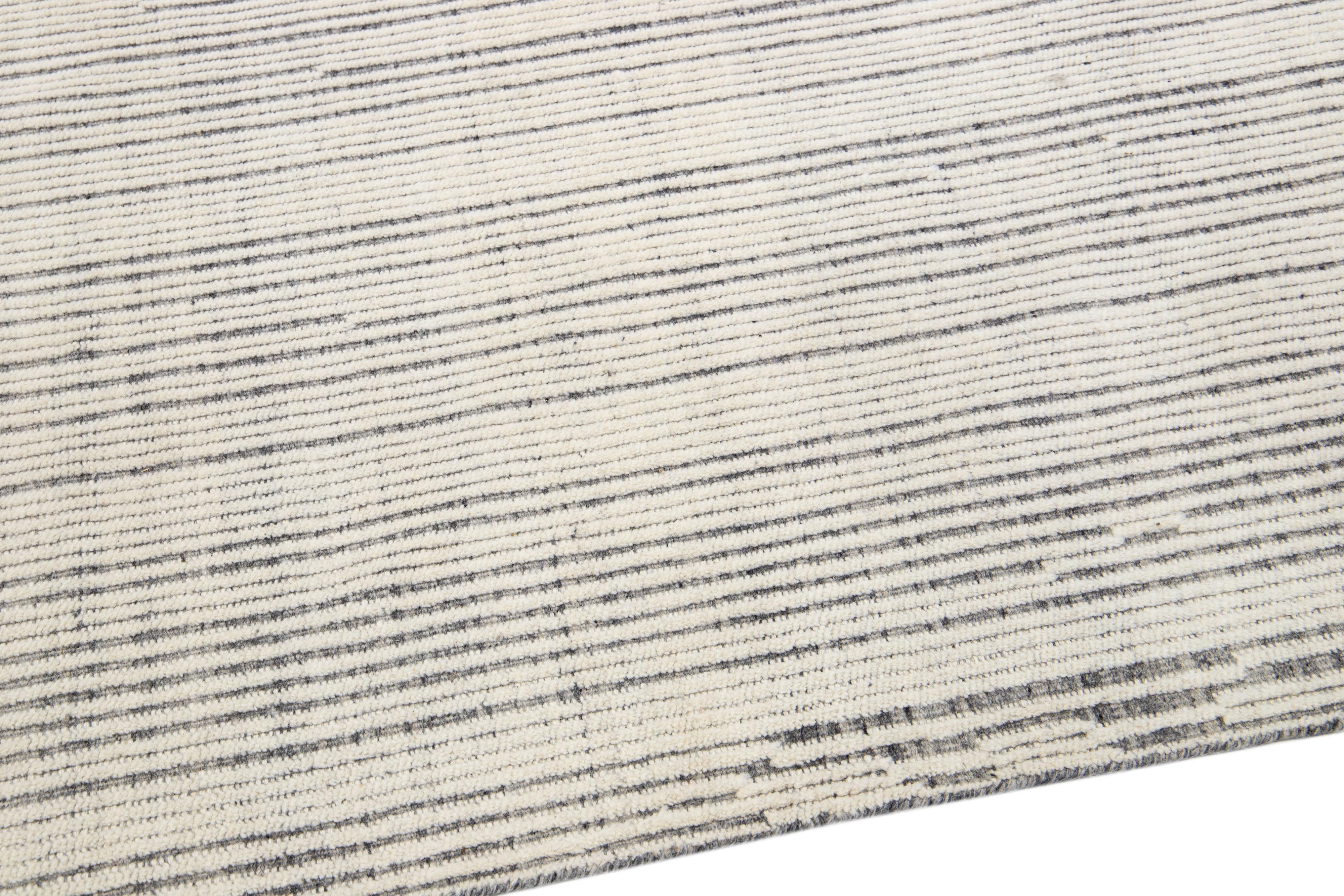XXIe siècle et contemporain Tapis surdimensionné en laine ivoire abstrait de style marocain fait à la main par Apadana en vente
