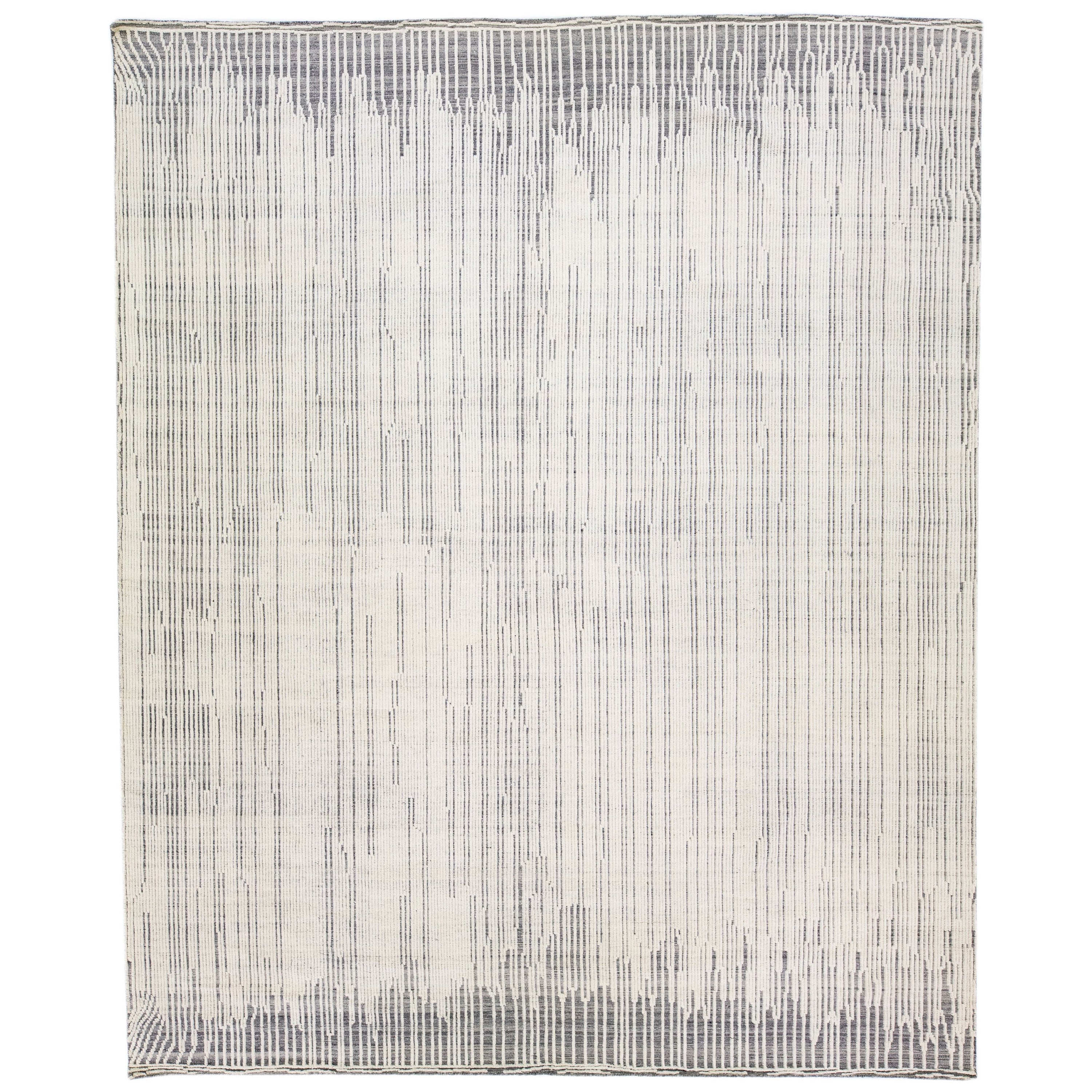 Tapis surdimensionné en laine ivoire abstrait de style marocain fait à la main par Apadana