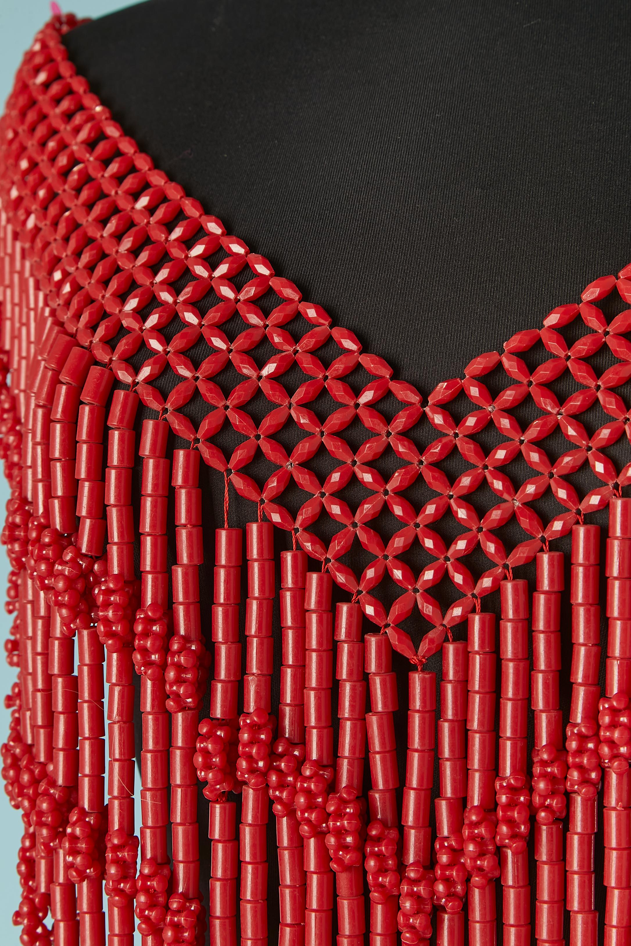 Übergroßes Collier/Plastron aus Kunststoffperlen in Korallenfarbe. 
Länge 60 cm 
