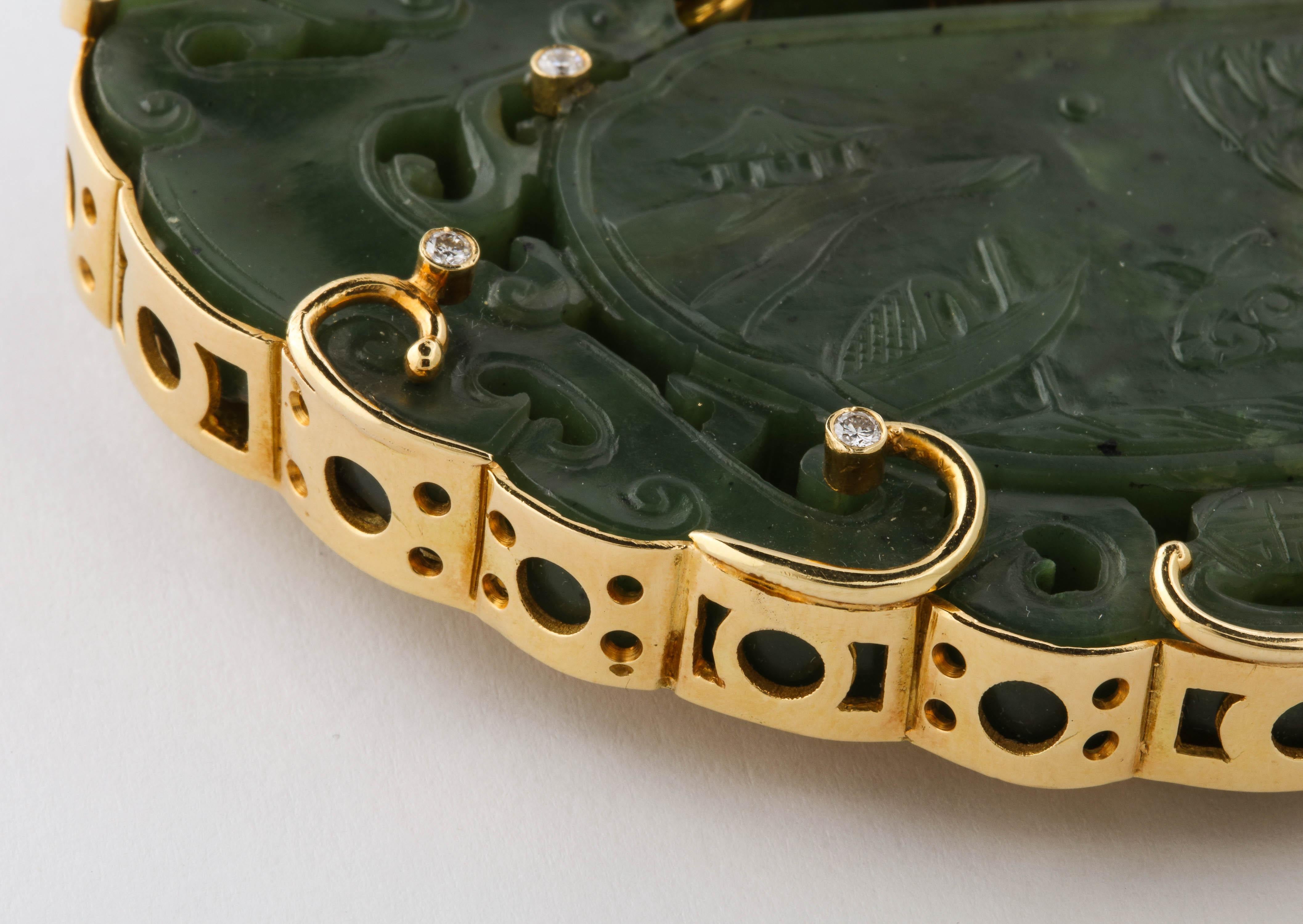 Oversize Nephrite Jade Clip Şet in 18 Karat Yellow Gold In Excellent Condition In New York, NY