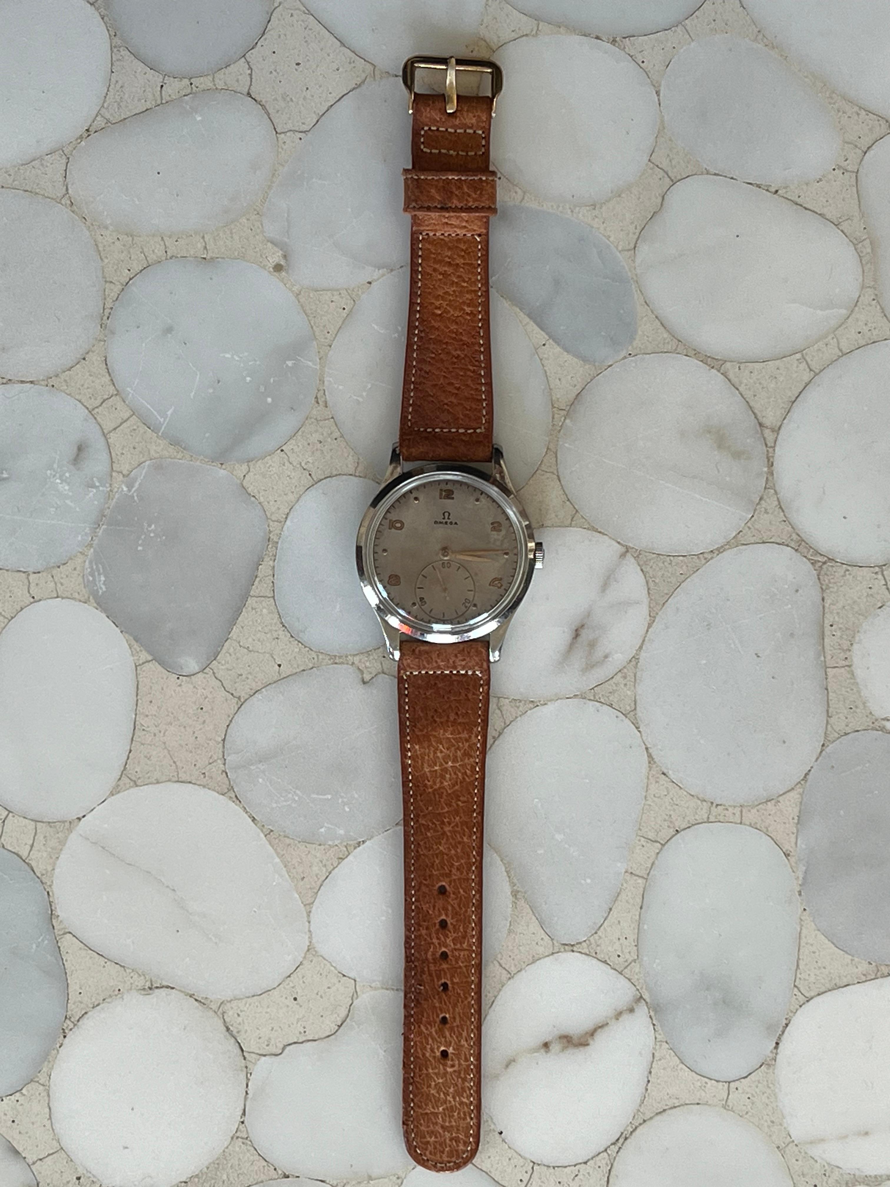 Eine Omega-Armbanduhr ca' 1947. Übergroßes Stahlgehäuse mit ca. 37,5 mm Durchmesser. Aktenzeichen 2609. Robuste Konstruktion, Bewegung #265. Originales Zifferblatt mit Patina.