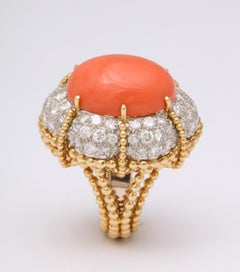 Anillo oversize de coral naranja y diamantes pavé