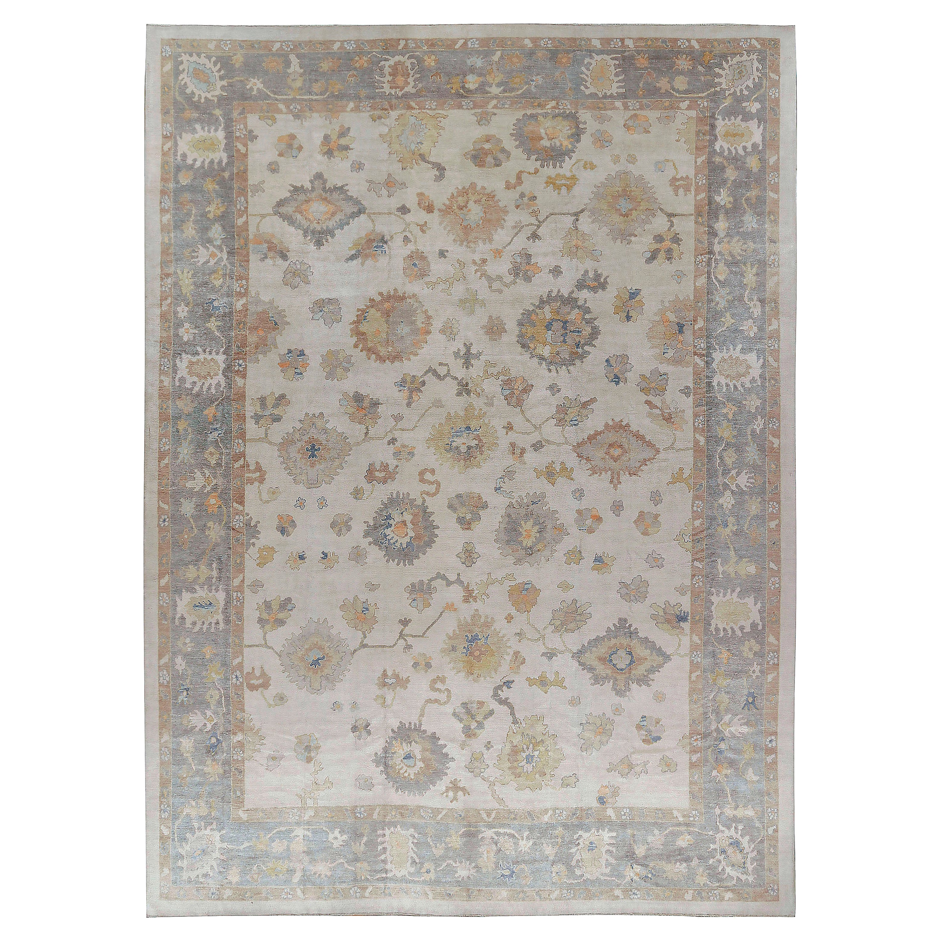 Tappeto oversize in stile Oushak tessuto a mano. Misure: 14'4 x 20'8. Tessuto a mano in Turchia con i materiali più pregiati, questo tappeto è una classica riproduzione di un tappeto Oushak dai colori tenui.