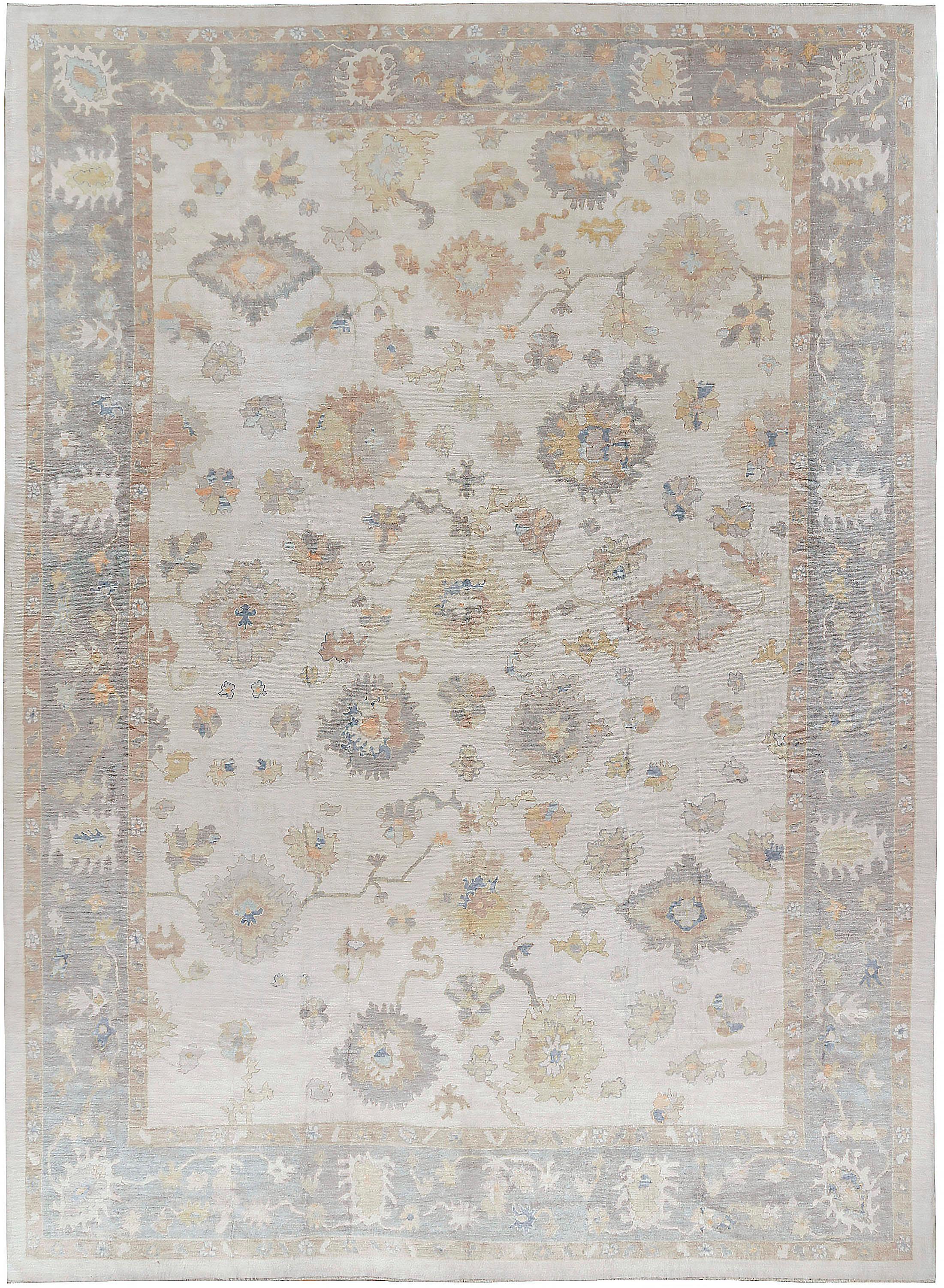 Tissé à la main en Turquie en utilisant les matériaux les plus fins, ce tapis est une recréation classique d'un tapis Oushak dans des couleurs douces.