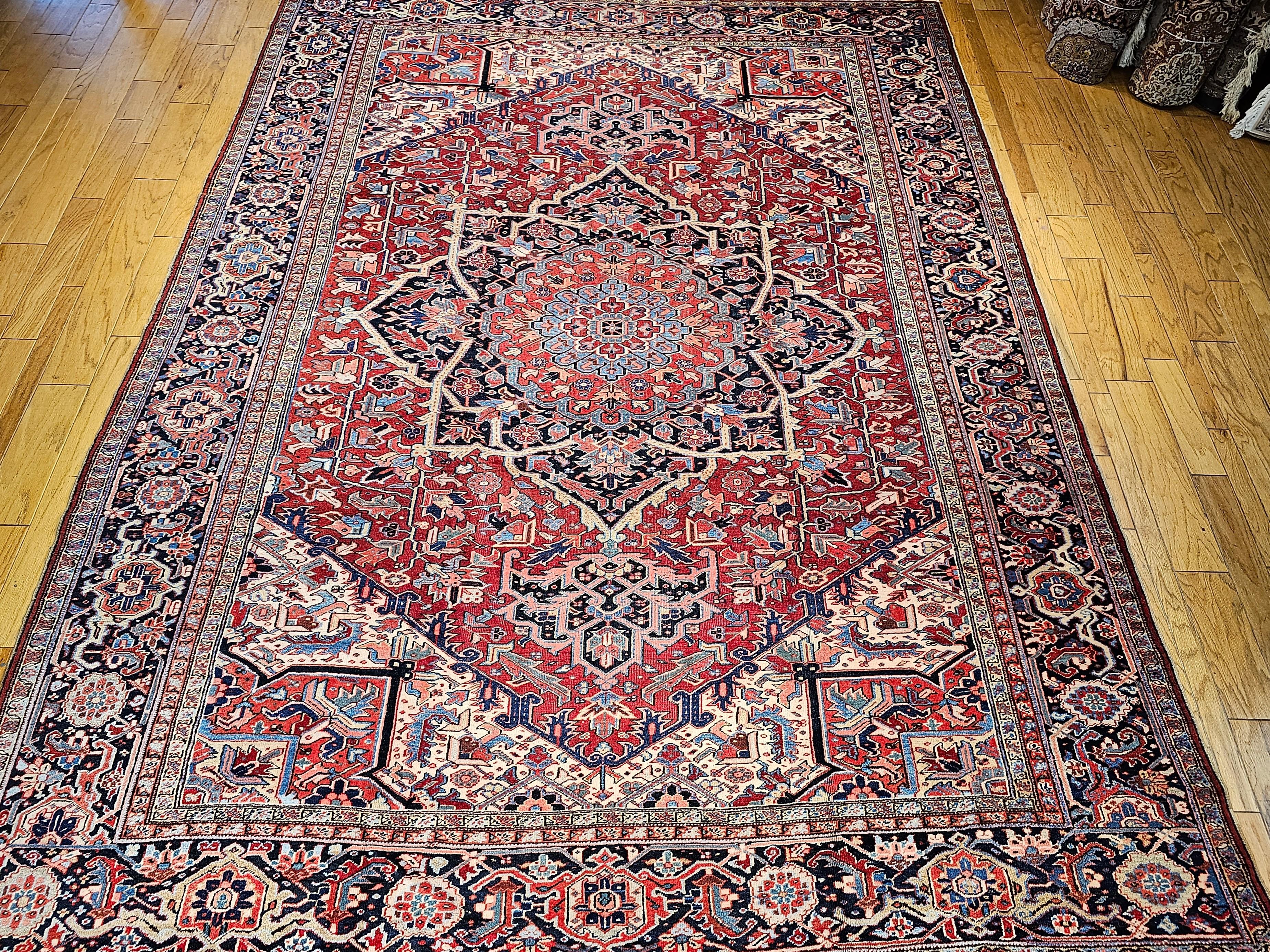 Questo tappeto vintage Heriz Serapi, proveniente dalla Persia nord-occidentale, è un pezzo di artigianato persiano davvero sorprendente e presenta una tavolozza di colori e una raffinatezza di design in linea con i migliori tappeti Serapi della