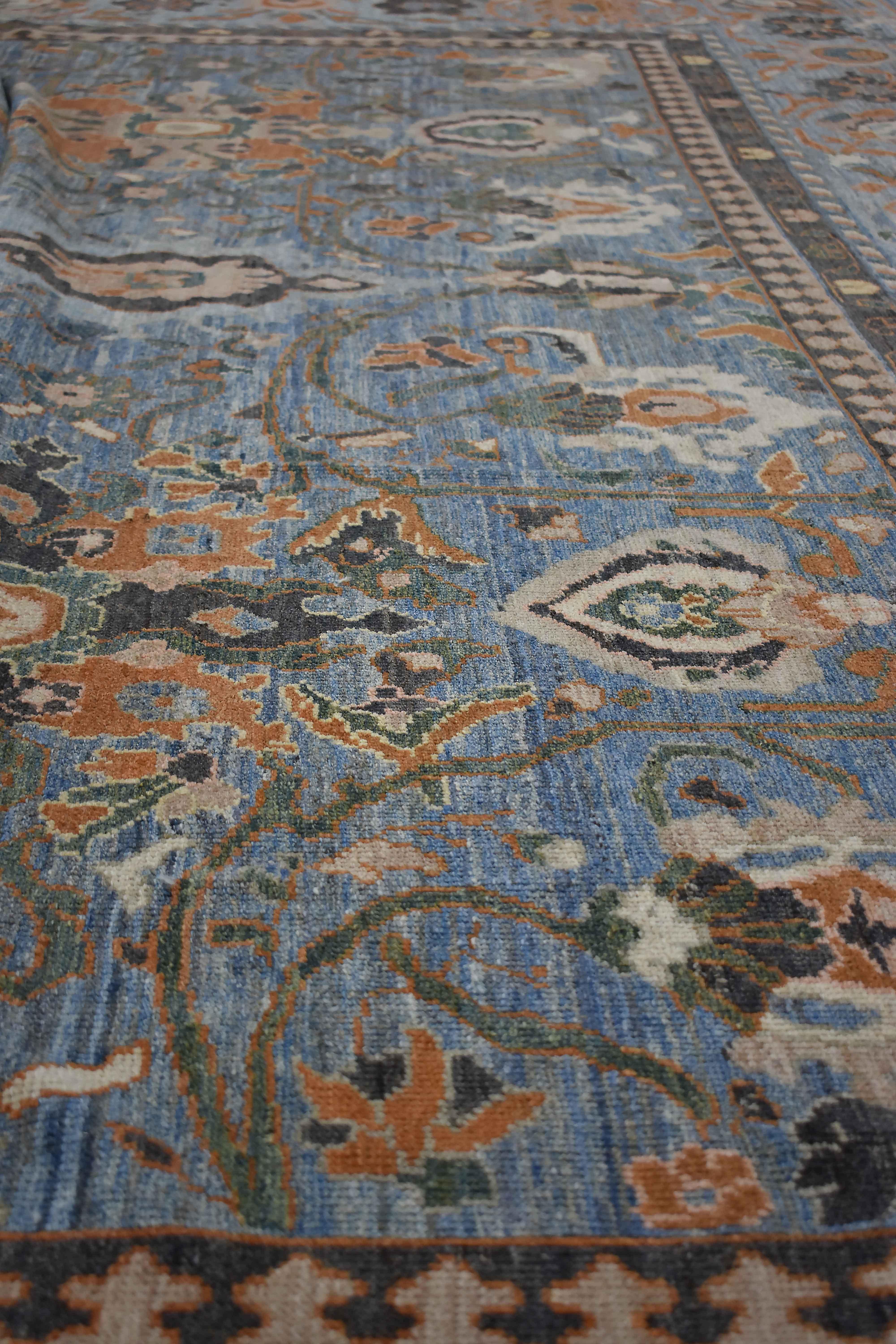 Übergroßer persischer Teppich im Oushak-Stil mit elfenbeinfarbenen & braunen Blumendetails auf blauem Fiel (Handgewebt) im Angebot