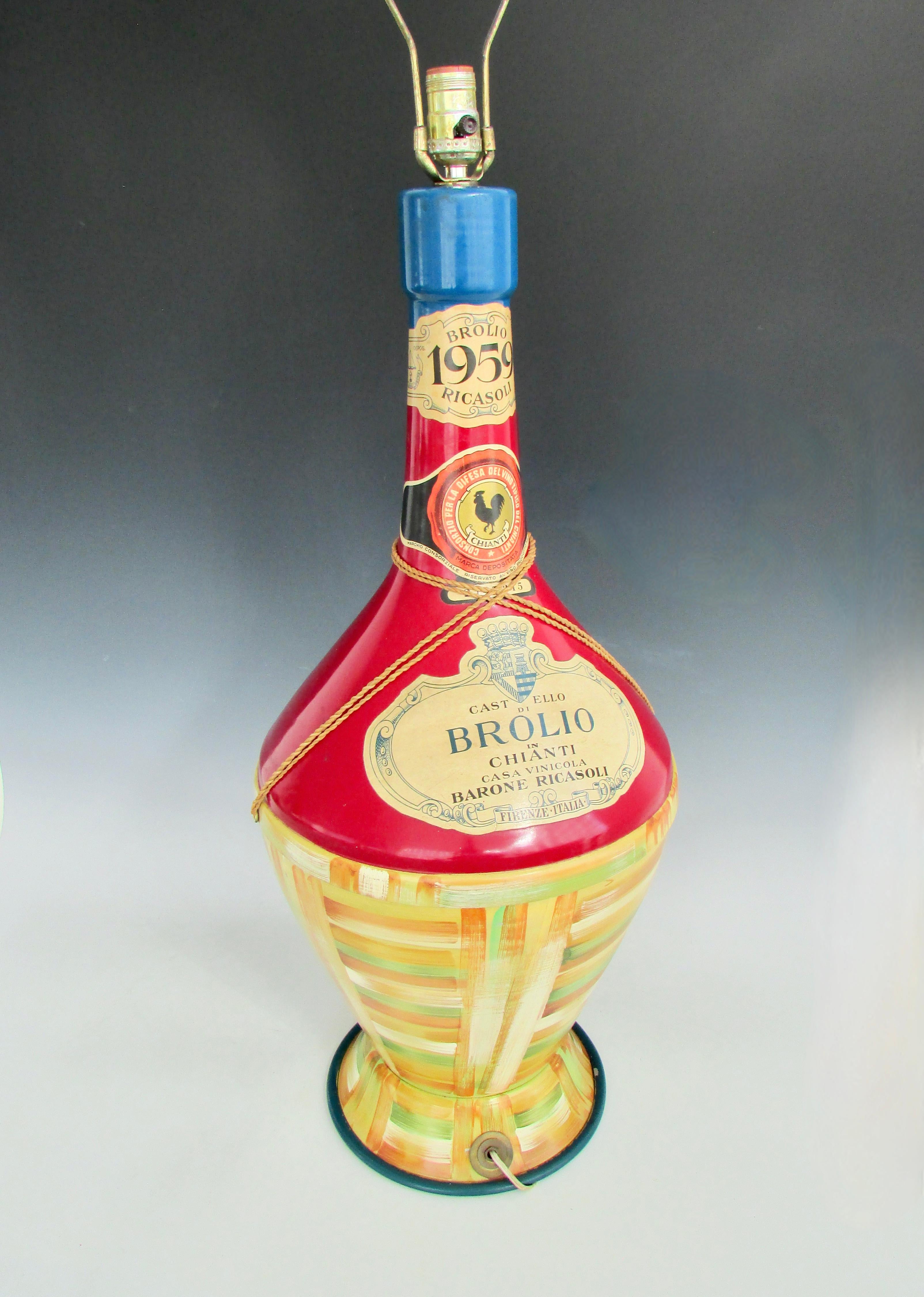 Lampe de table fantaisiste surdimensionnée en forme de bouteille de vin peinte à la main en vente 3