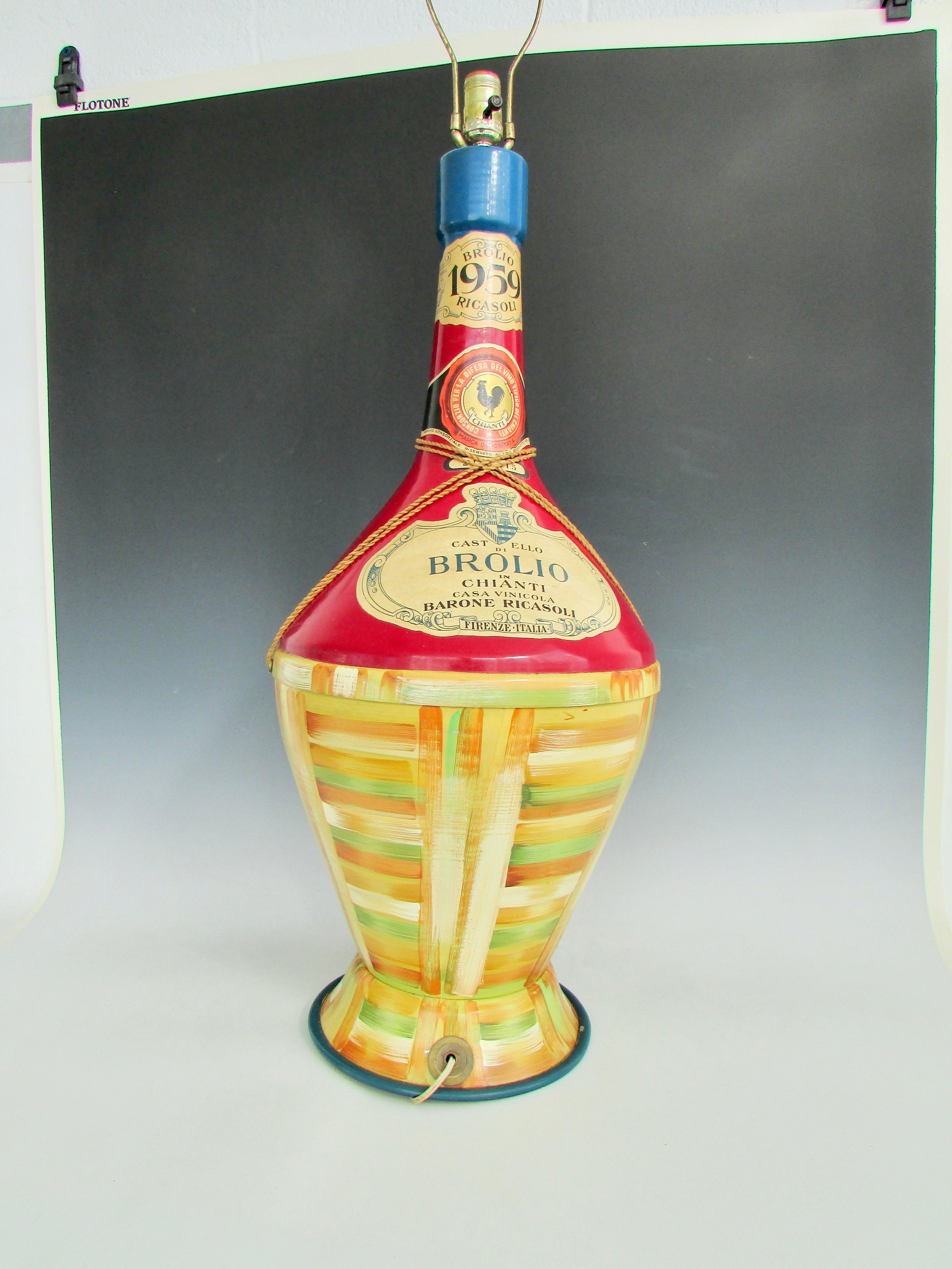 Mid-Century Modern Lampe de table fantaisiste surdimensionnée en forme de bouteille de vin peinte à la main en vente