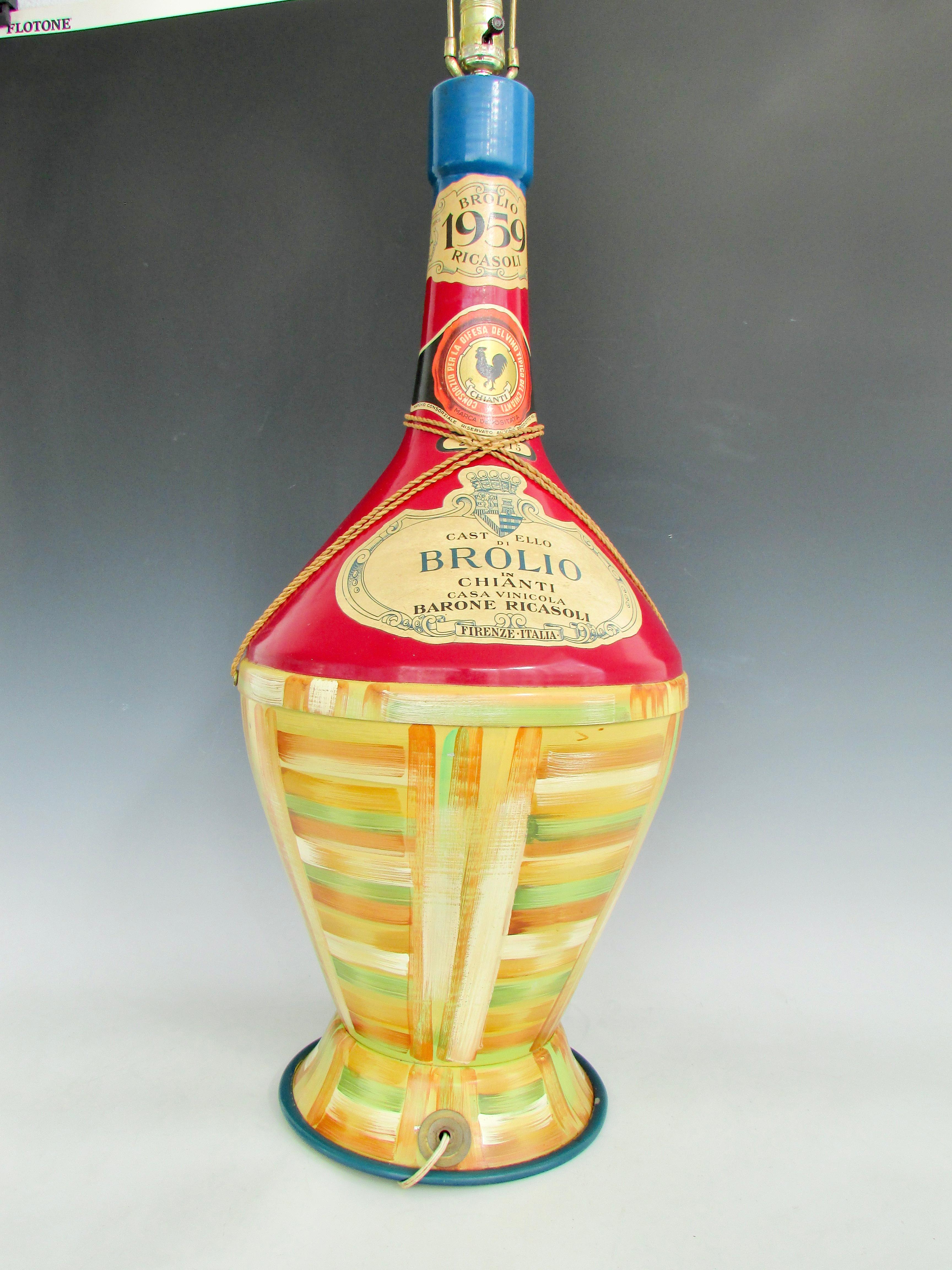 Américain Lampe de table fantaisiste surdimensionnée en forme de bouteille de vin peinte à la main en vente