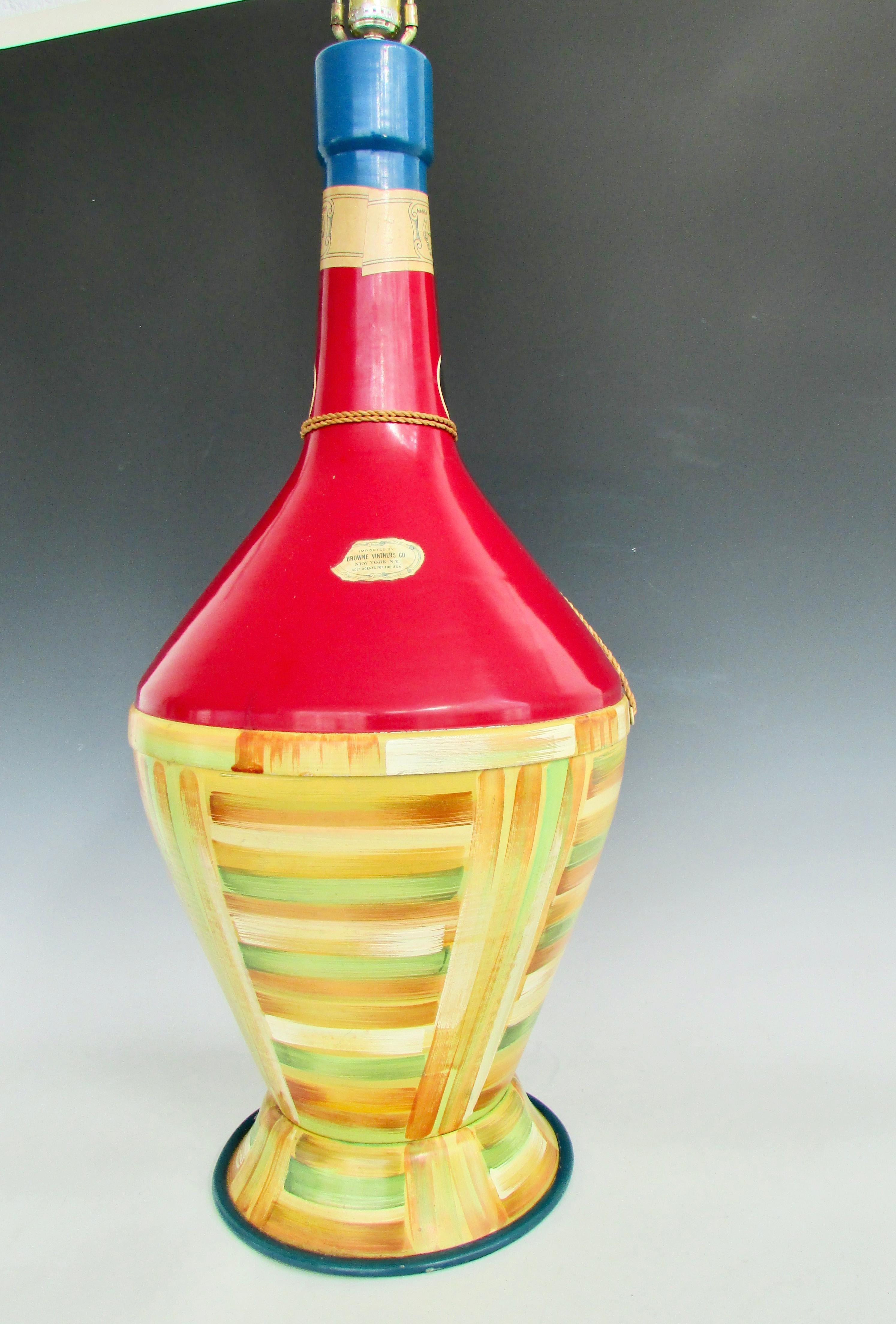 Étain Lampe de table fantaisiste surdimensionnée en forme de bouteille de vin peinte à la main en vente