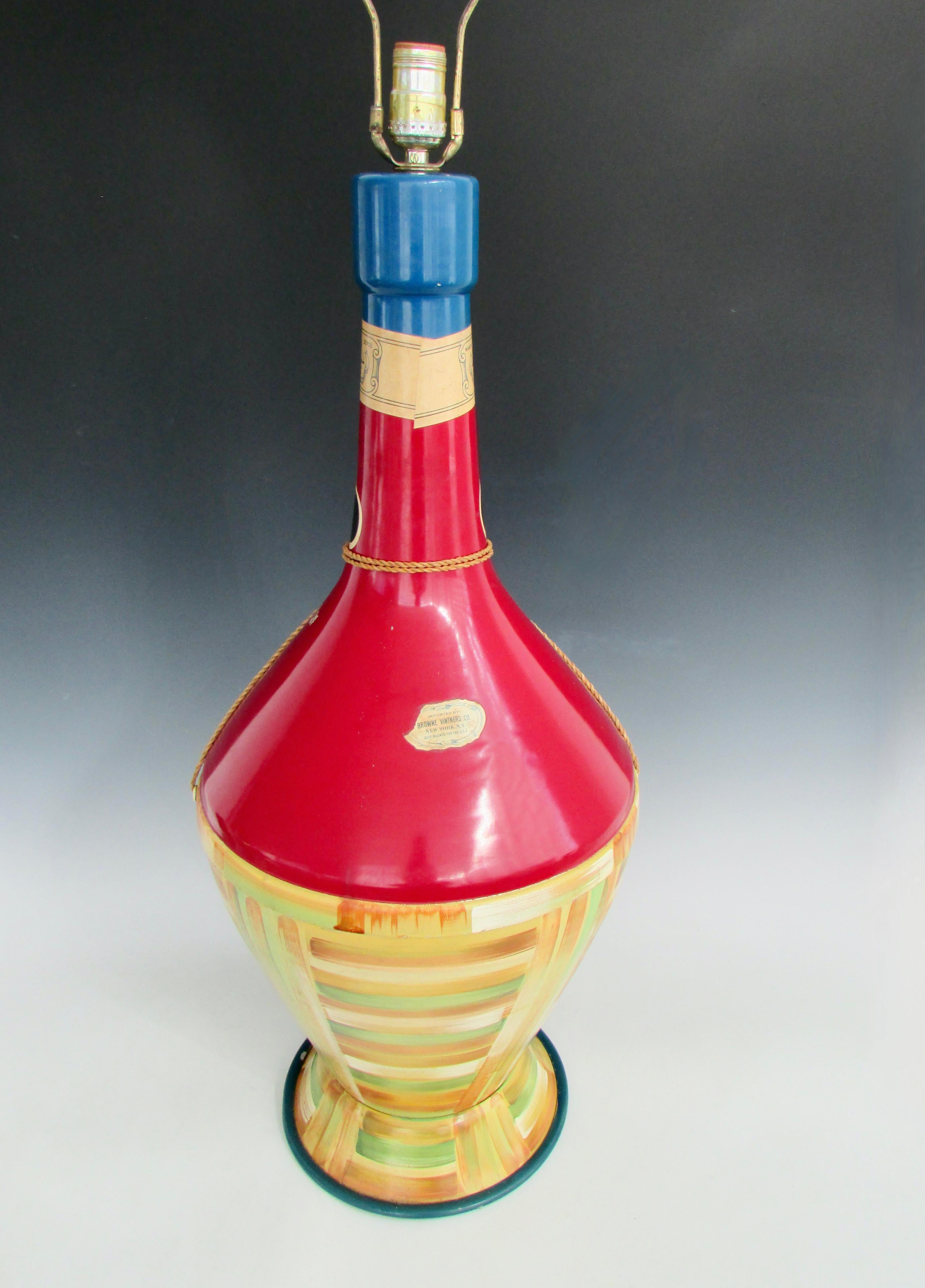 Lampe de table fantaisiste surdimensionnée en forme de bouteille de vin peinte à la main en vente 1